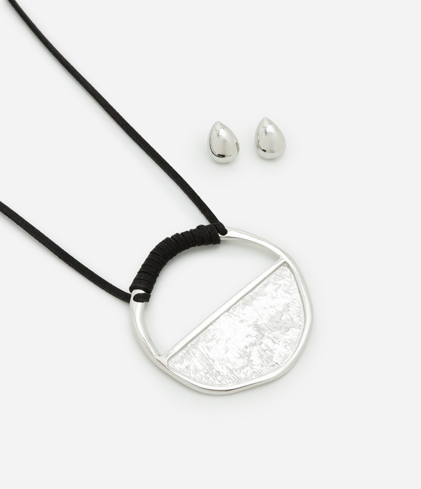 Conjunto de Colar em Cordão e Pingente Geométrico com Brinco Botão Preto/Prata 1