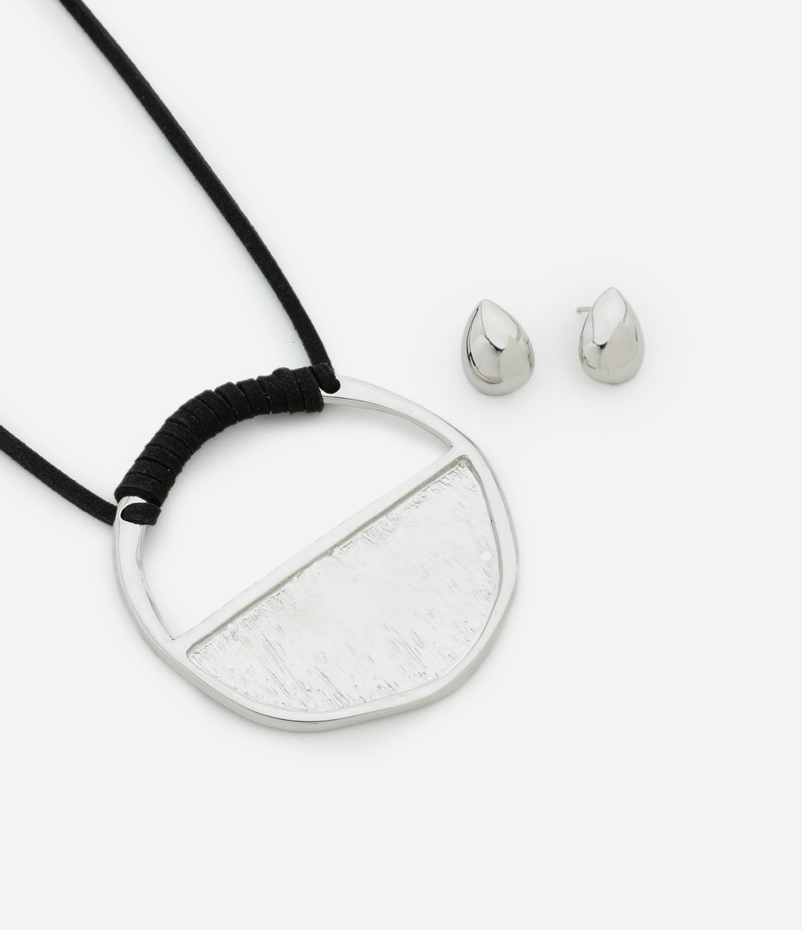 Conjunto de Colar em Cordão e Pingente Geométrico com Brinco Botão Preto/Prata 2