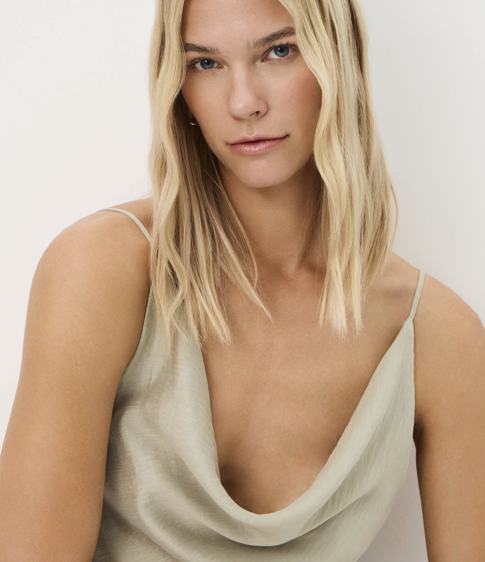 Blusa de Alça em Liocel com Linho e Decote Degagê Verde 3