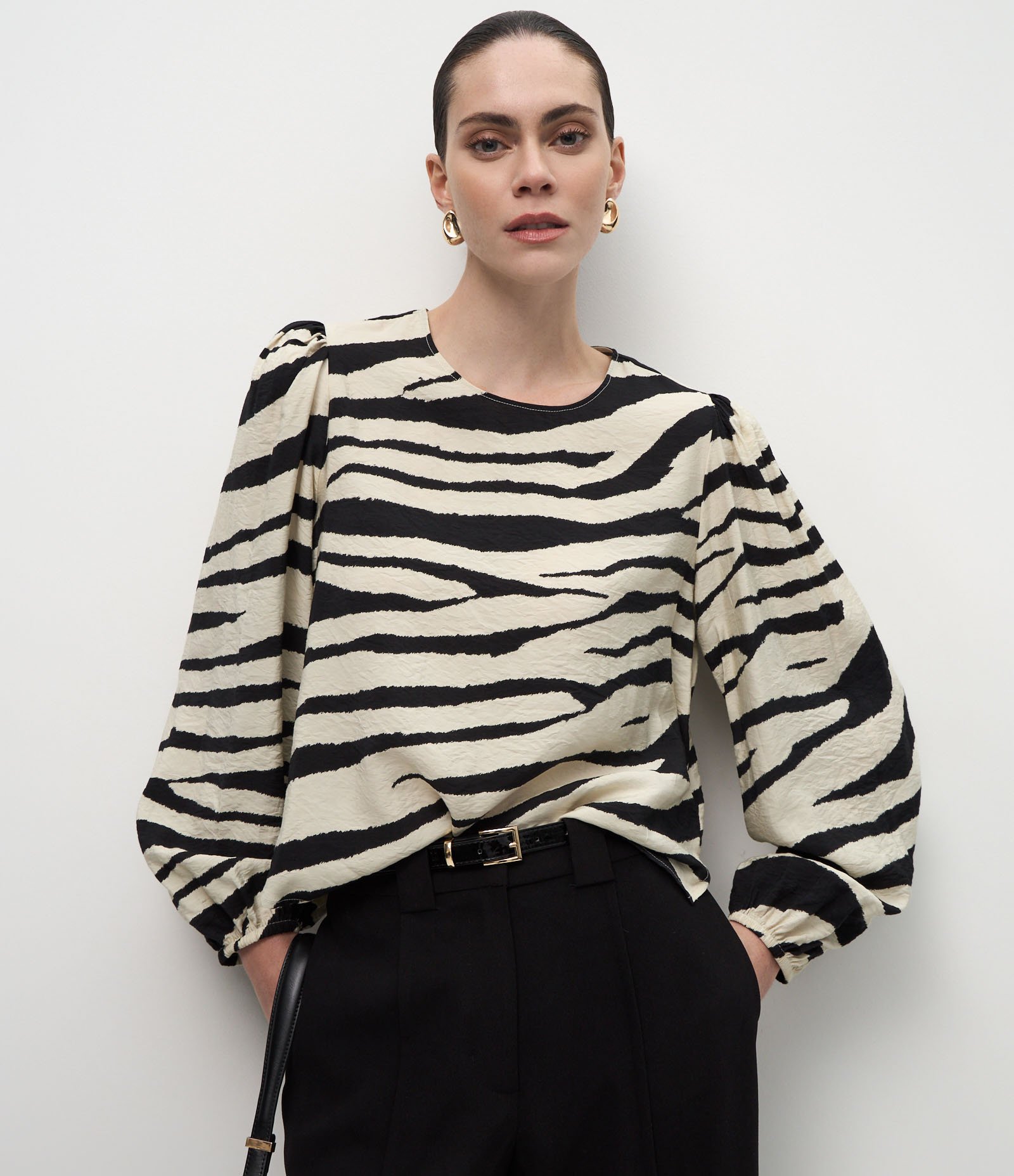 Blusa em Viscose com Estampa Animal Print Bege/Preto 4