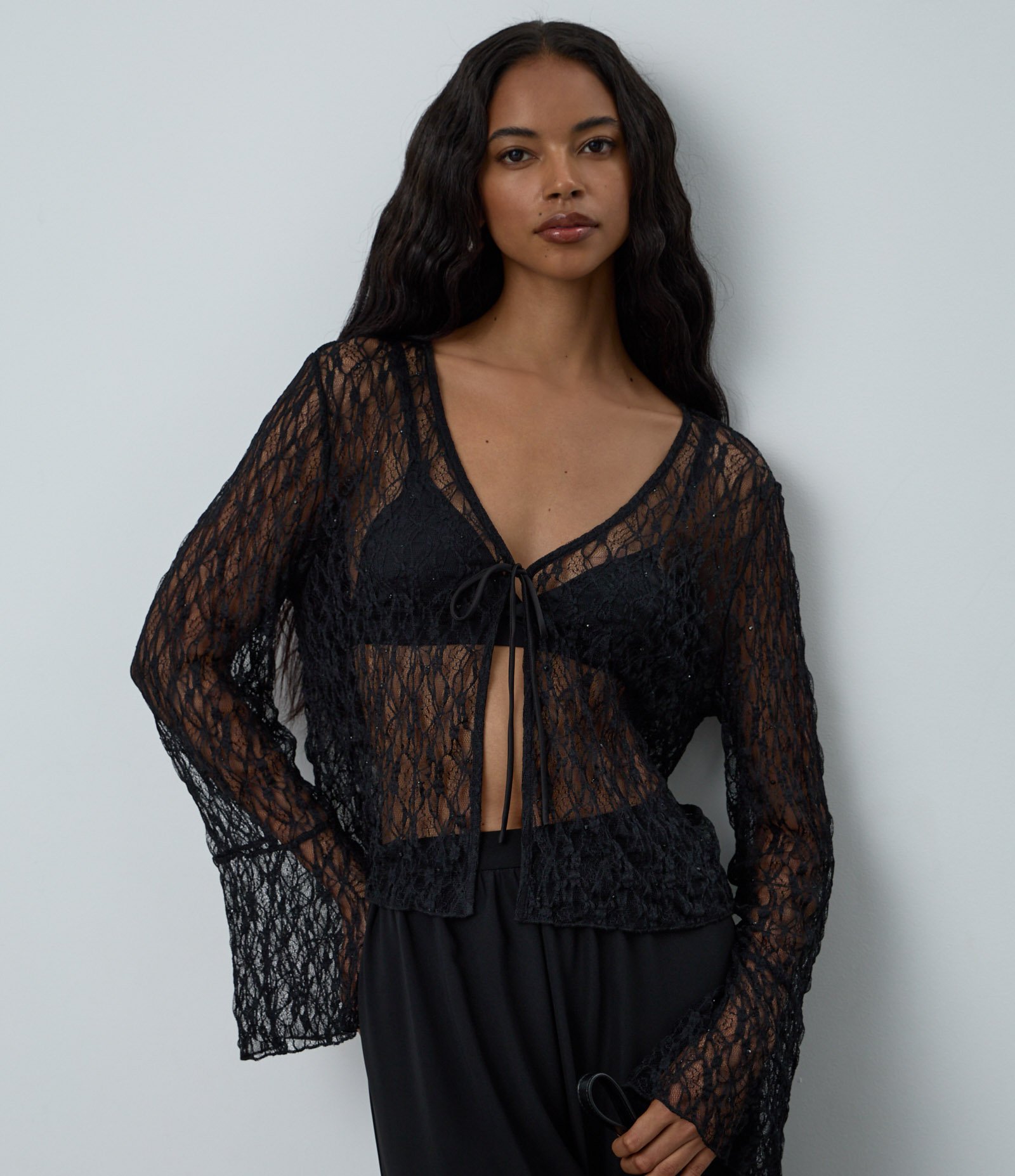 Blusa em Renda com Amarração em Laço e Brilhos Aplicados Preto 1