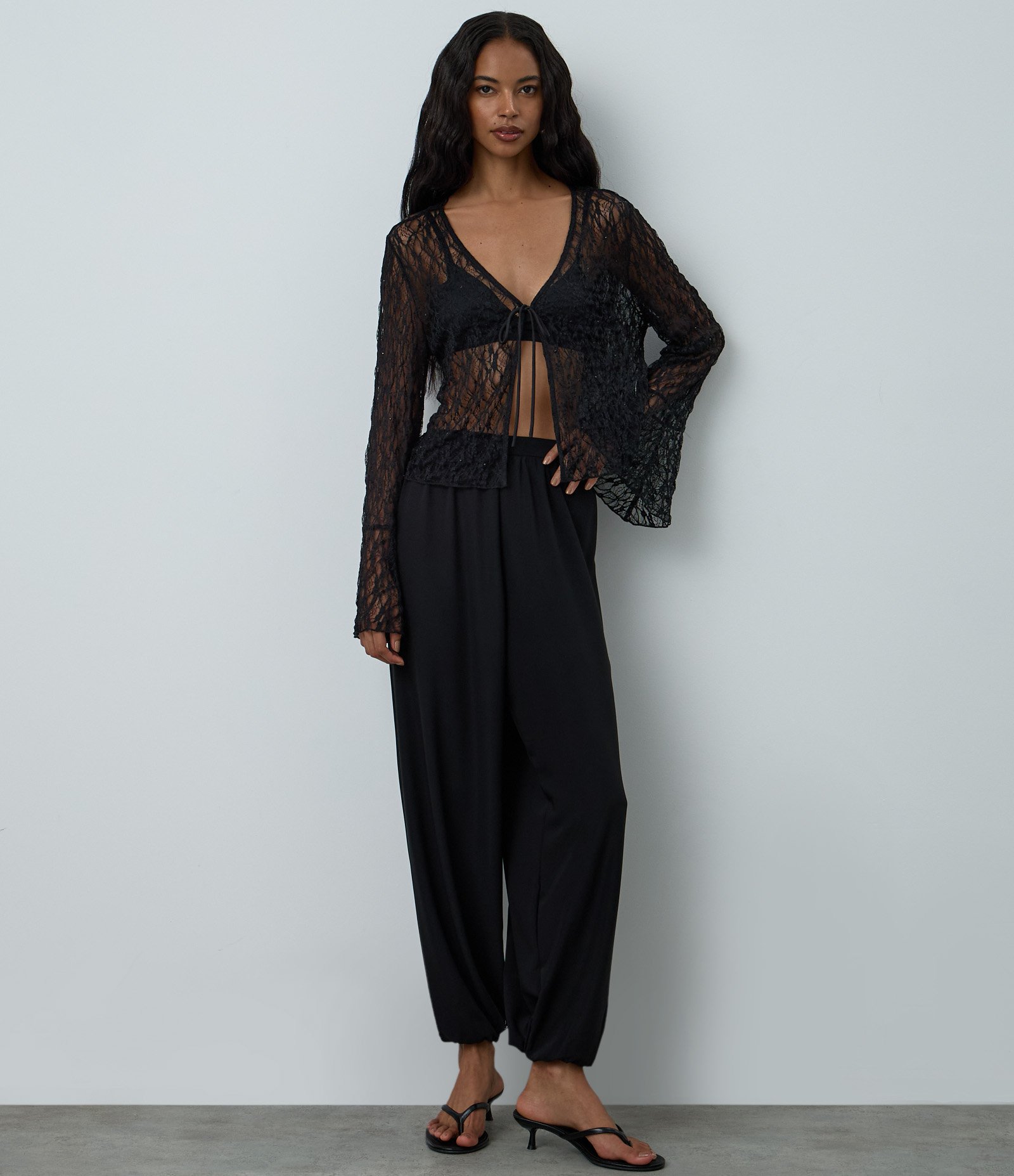 Blusa em Renda com Amarração em Laço e Brilhos Aplicados Preto 2