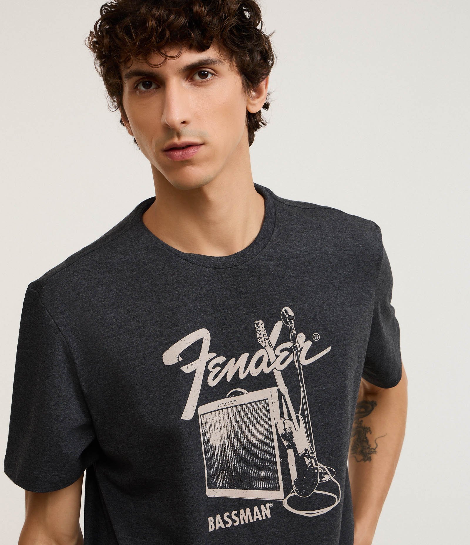 Camiseta Comfort em Meia Malha com Estampa Fender Bassman Cinza 3