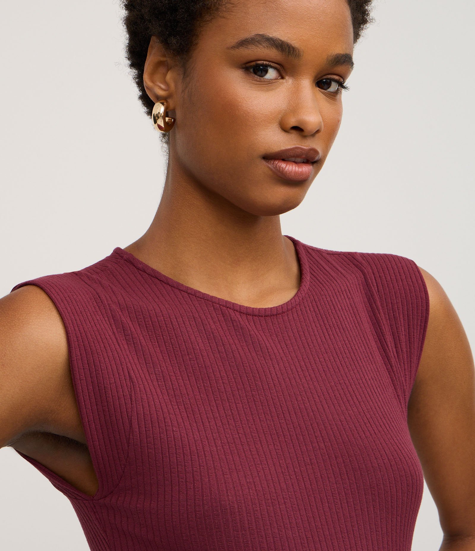 Blusa Canelada em Viscose com Gola Redonda Bordô 3