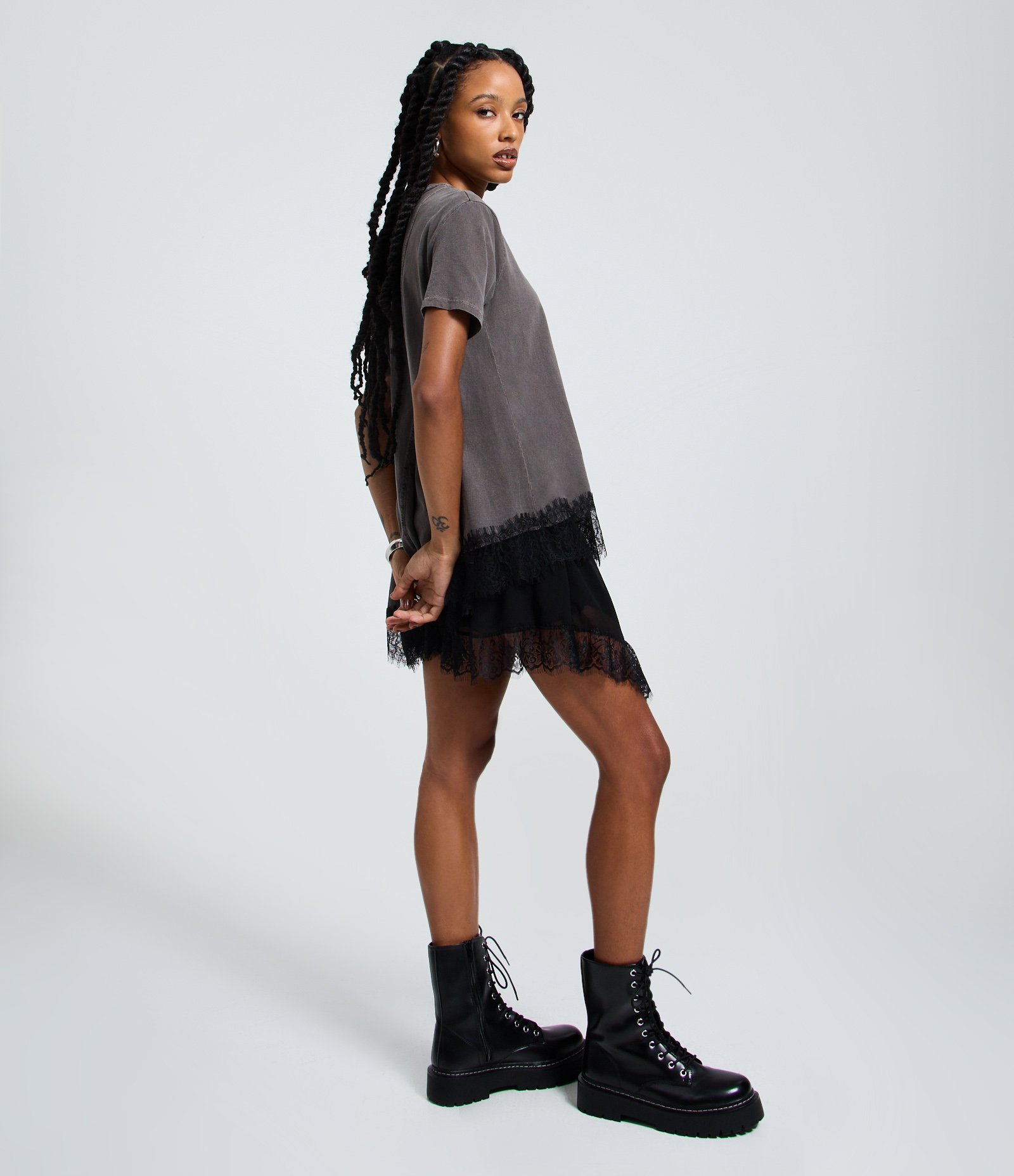 Saia Assimétrica com Babados em Renda Preto 1