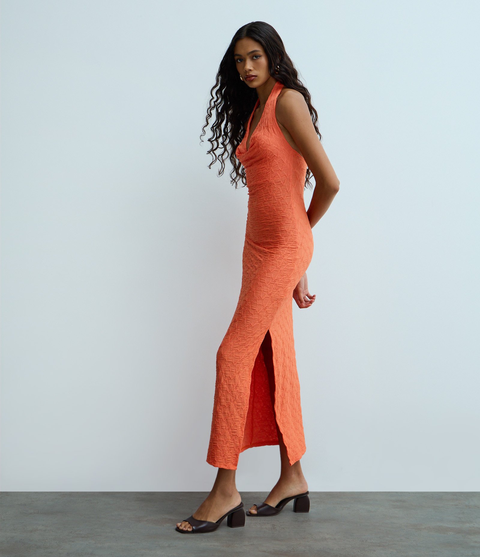 Vestido Frente Única com Decote Halter e Franzido Lateral Laranja 1