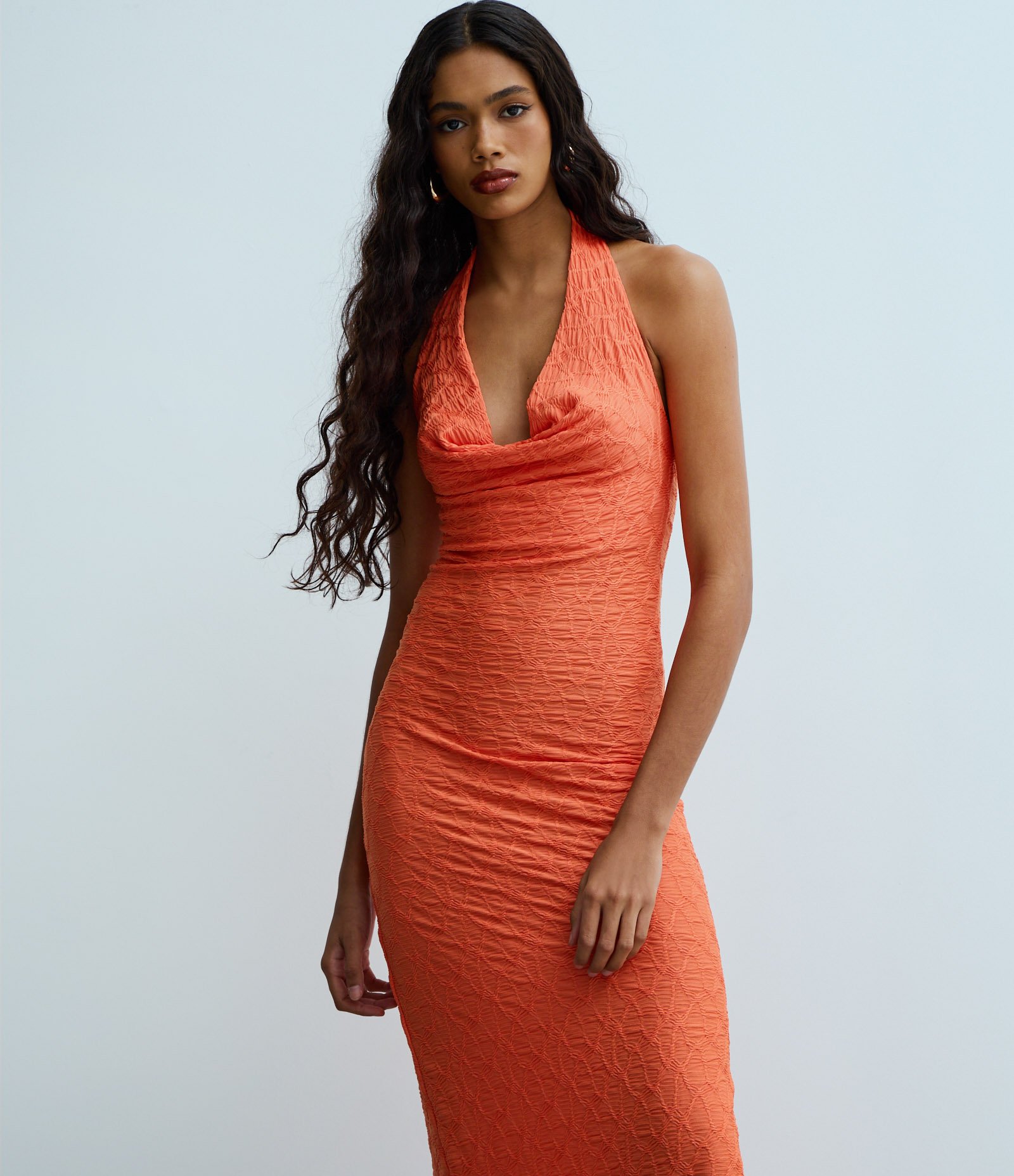 Vestido Frente Única com Decote Halter e Franzido Lateral Laranja 2