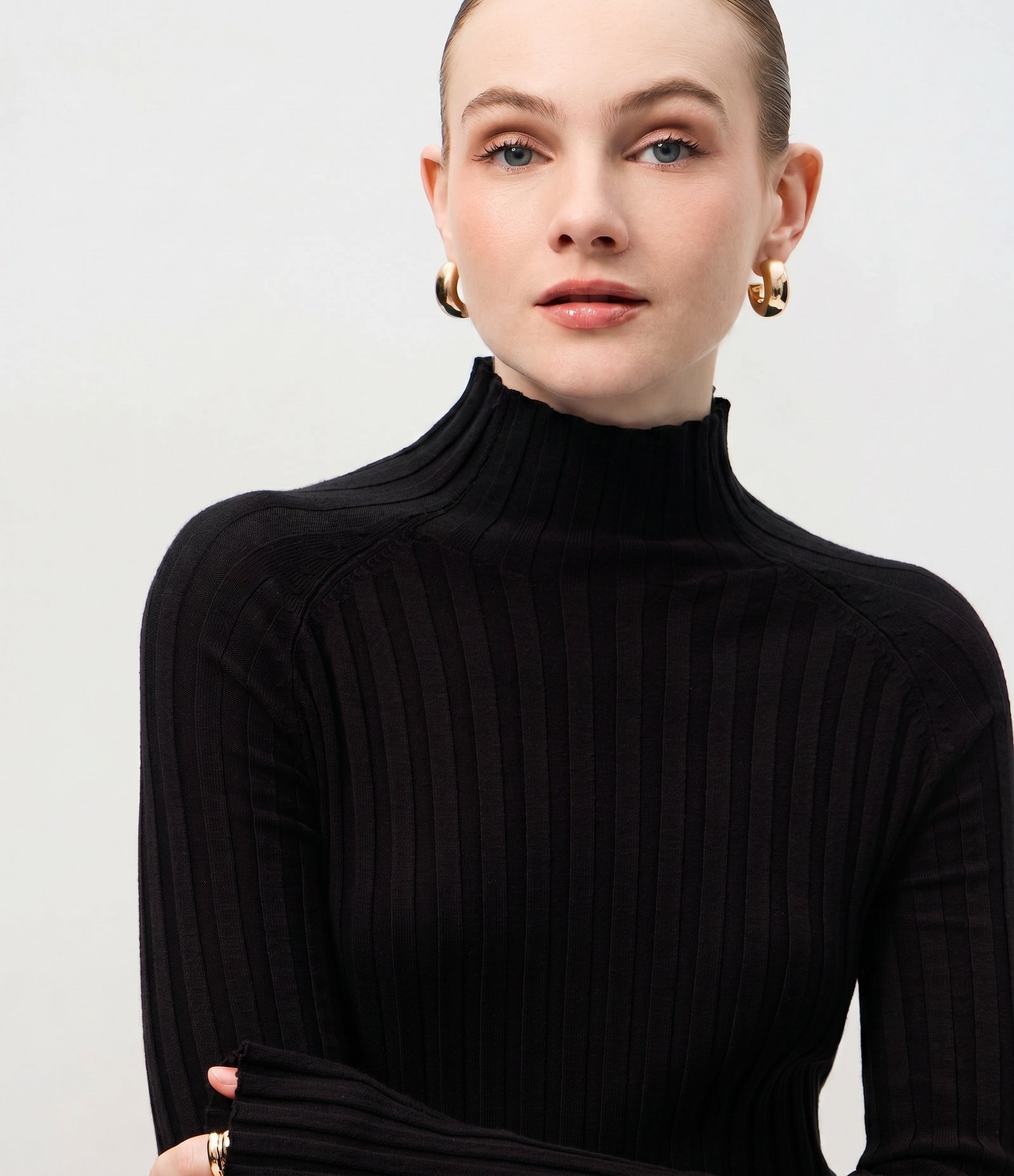 Blusa em Tricô com Gola Alta e Manga Longa Preto 1