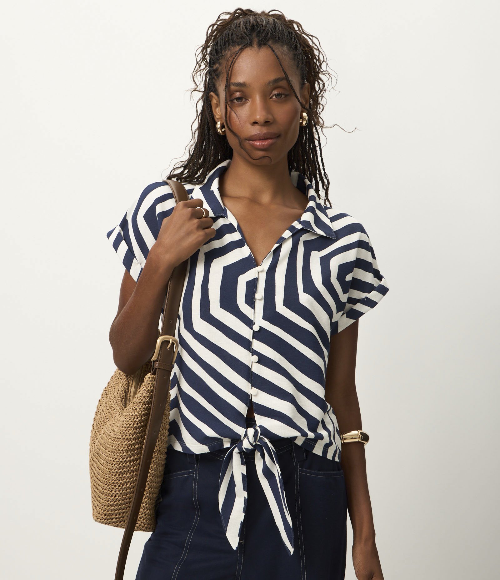 Blusa Alfaiatada em Piquet com Estampa Geométrica Azul Escuro/Branco 1