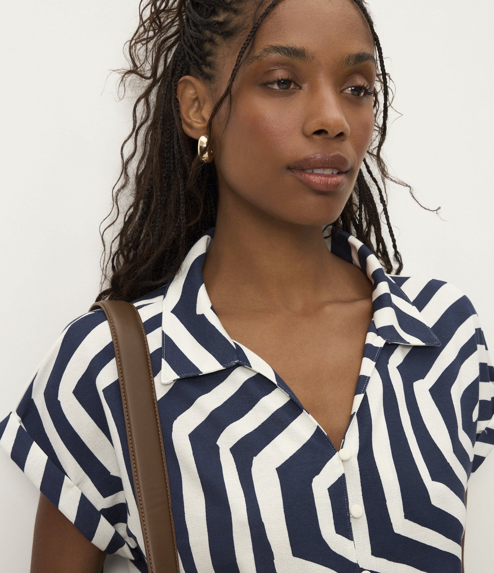 Blusa Alfaiatada em Piquet com Estampa Geométrica Azul Escuro/Branco 3