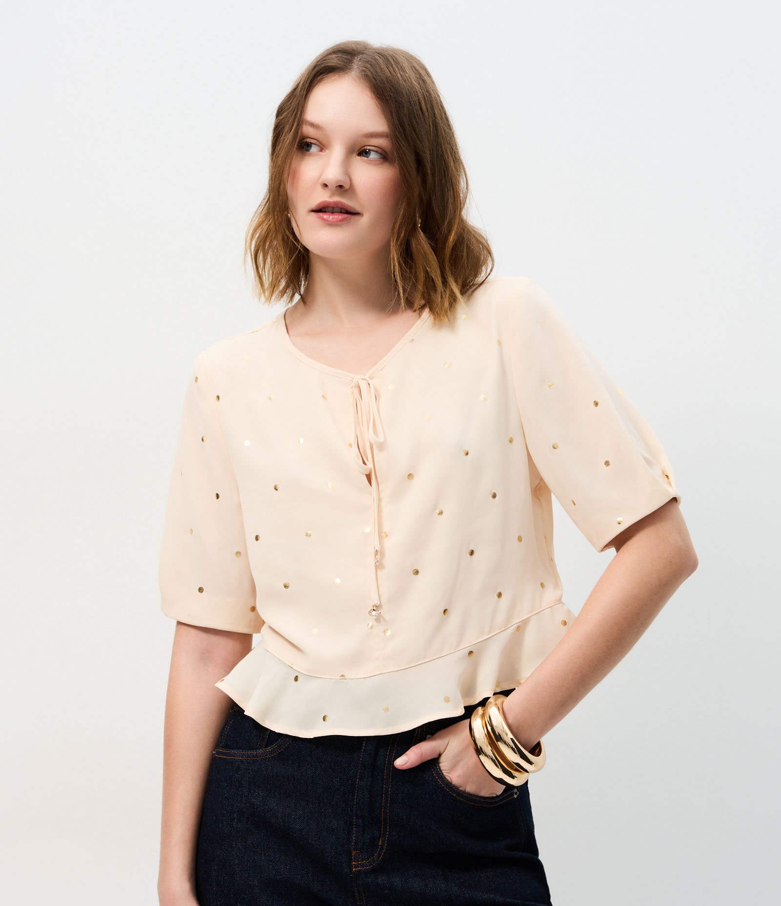 Blusa em Chiffon com Estampa Poá e Amarração Frontal Bege 1