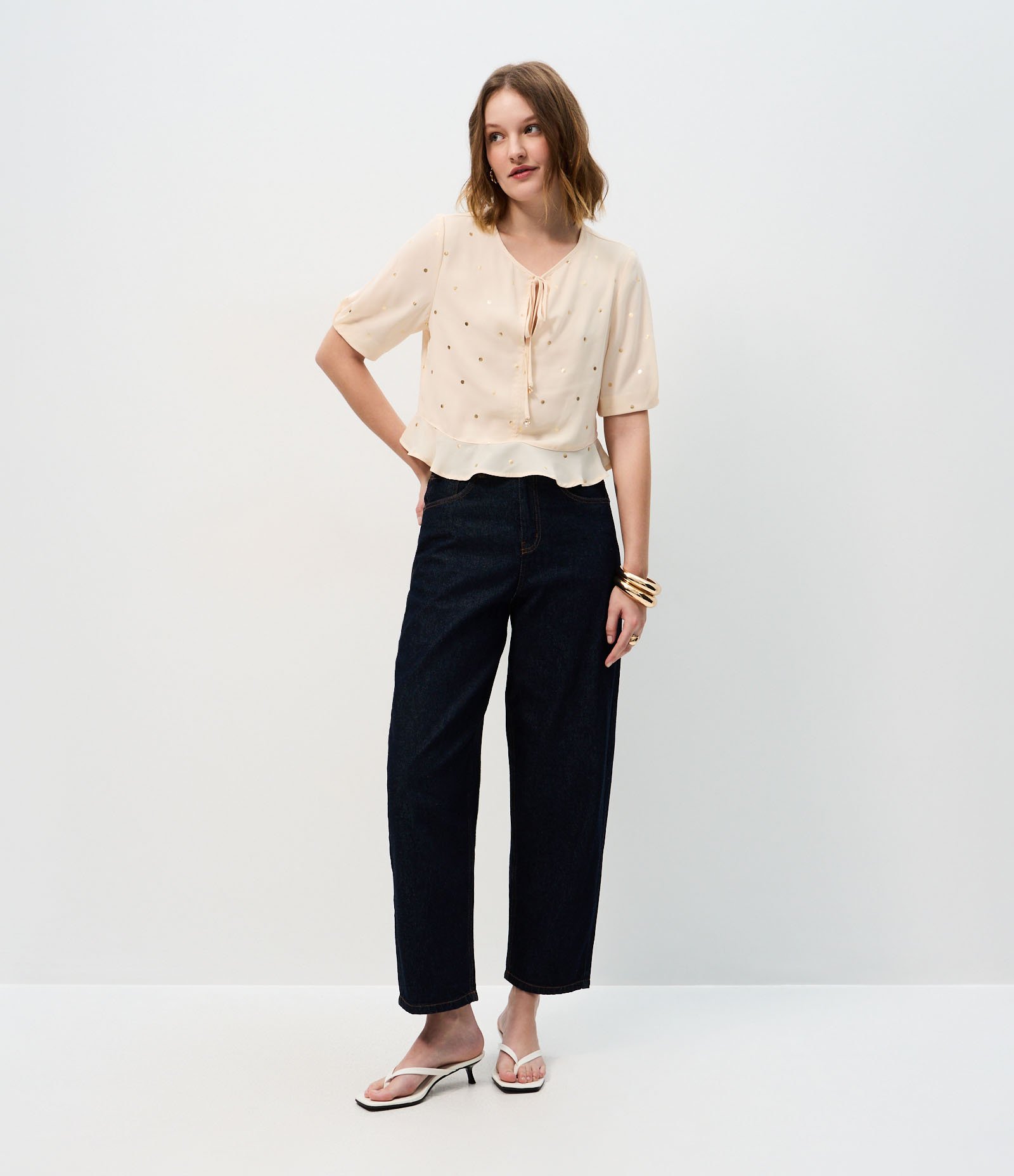 Blusa em Chiffon com Estampa Poá e Amarração Frontal Bege 2