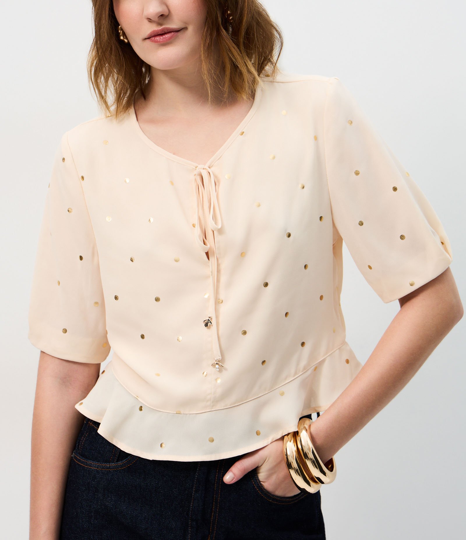 Blusa em Chiffon com Estampa Poá e Amarração Frontal Bege 3