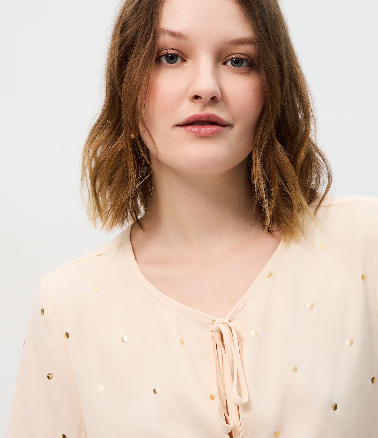 Blusa em Chiffon com Estampa Poá e Amarração Frontal Bege 4