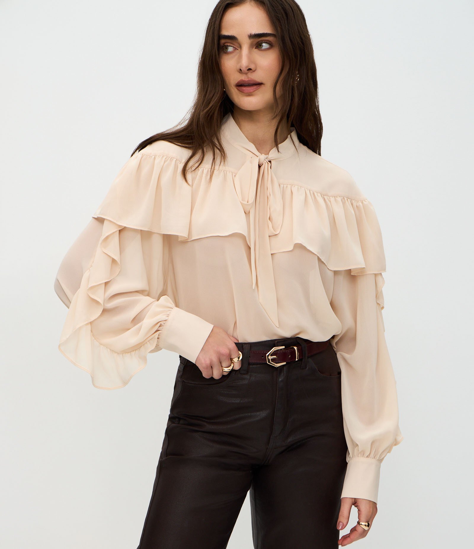Blusa em Chiffon com Babados e Amarração Frontal Bege 1