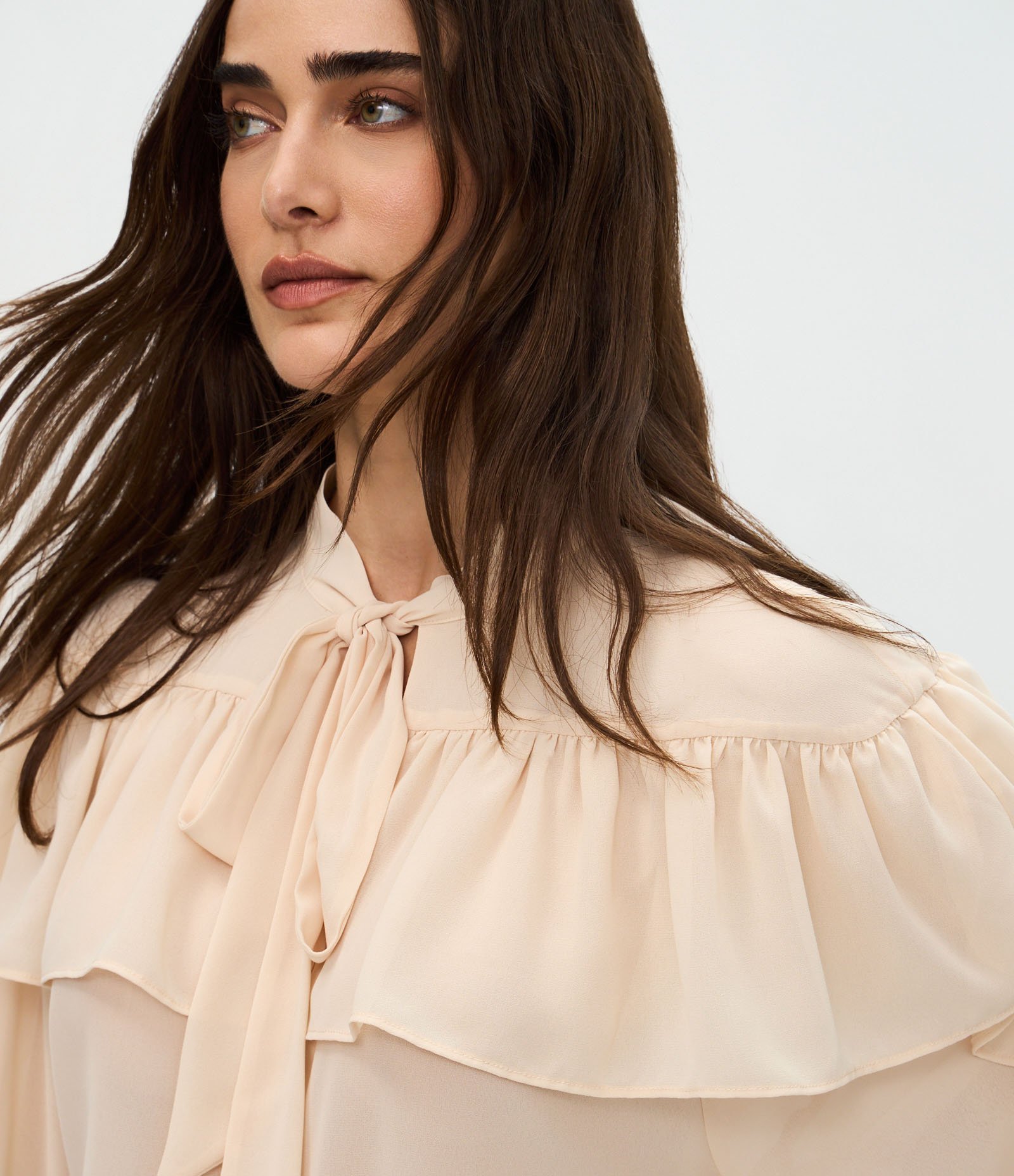 Blusa em Chiffon com Babados e Amarração Frontal Bege 3