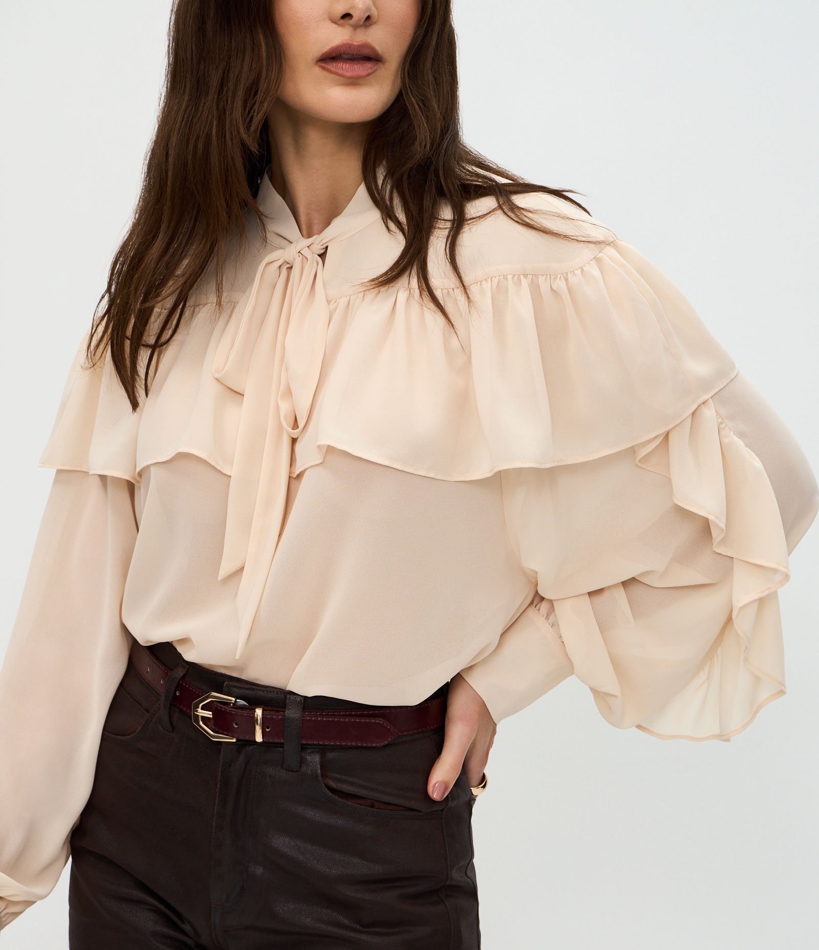 Blusa em Chiffon com Babados e Amarração Frontal Bege 4