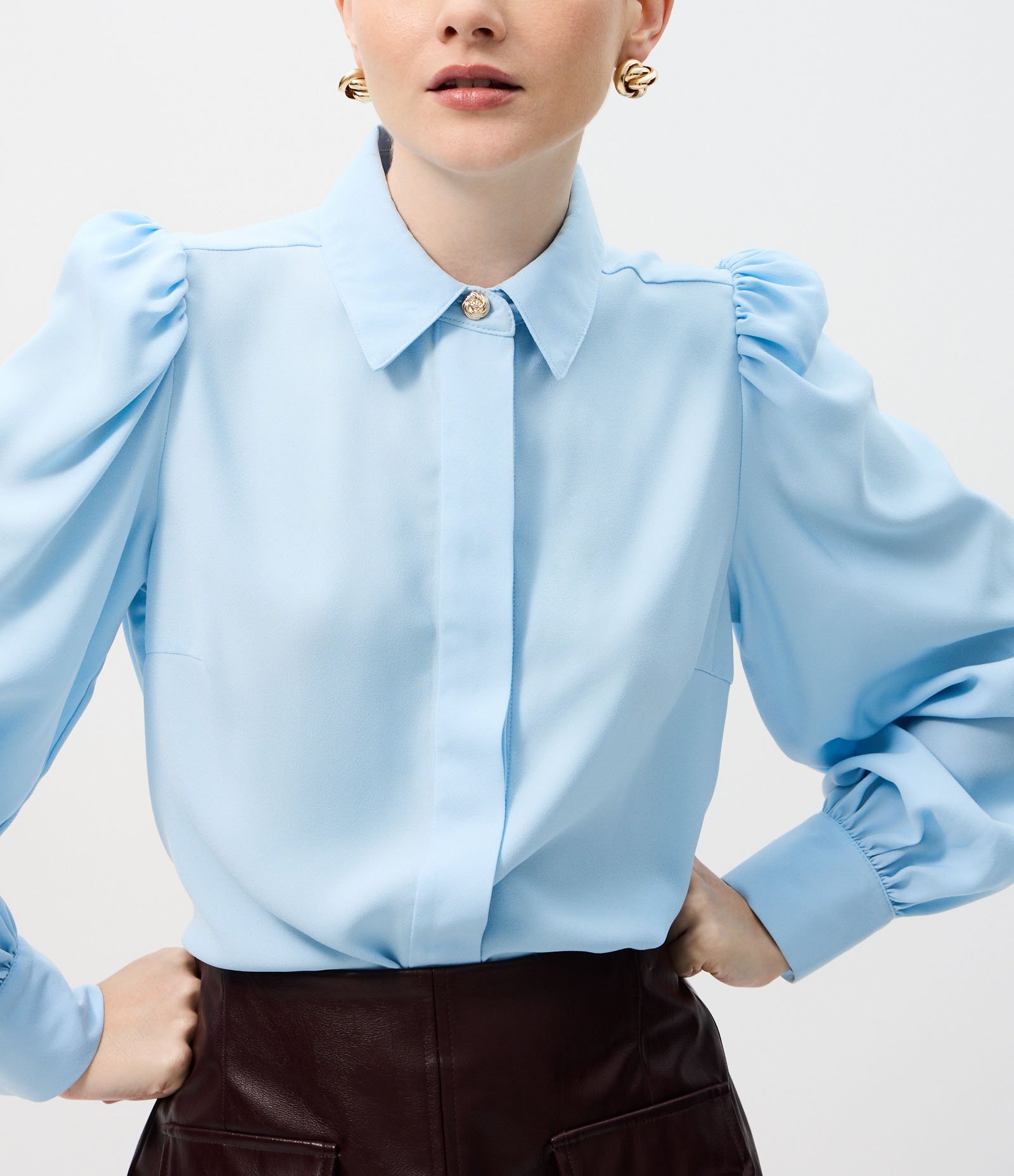 Camisa em Crepe com Botão Diferenciado e Manga Bufante Azul 4