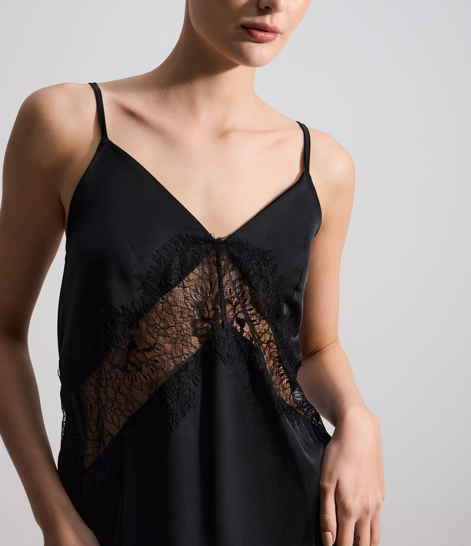 Pijama Short Doll em Cetim com Renda Preto 3
