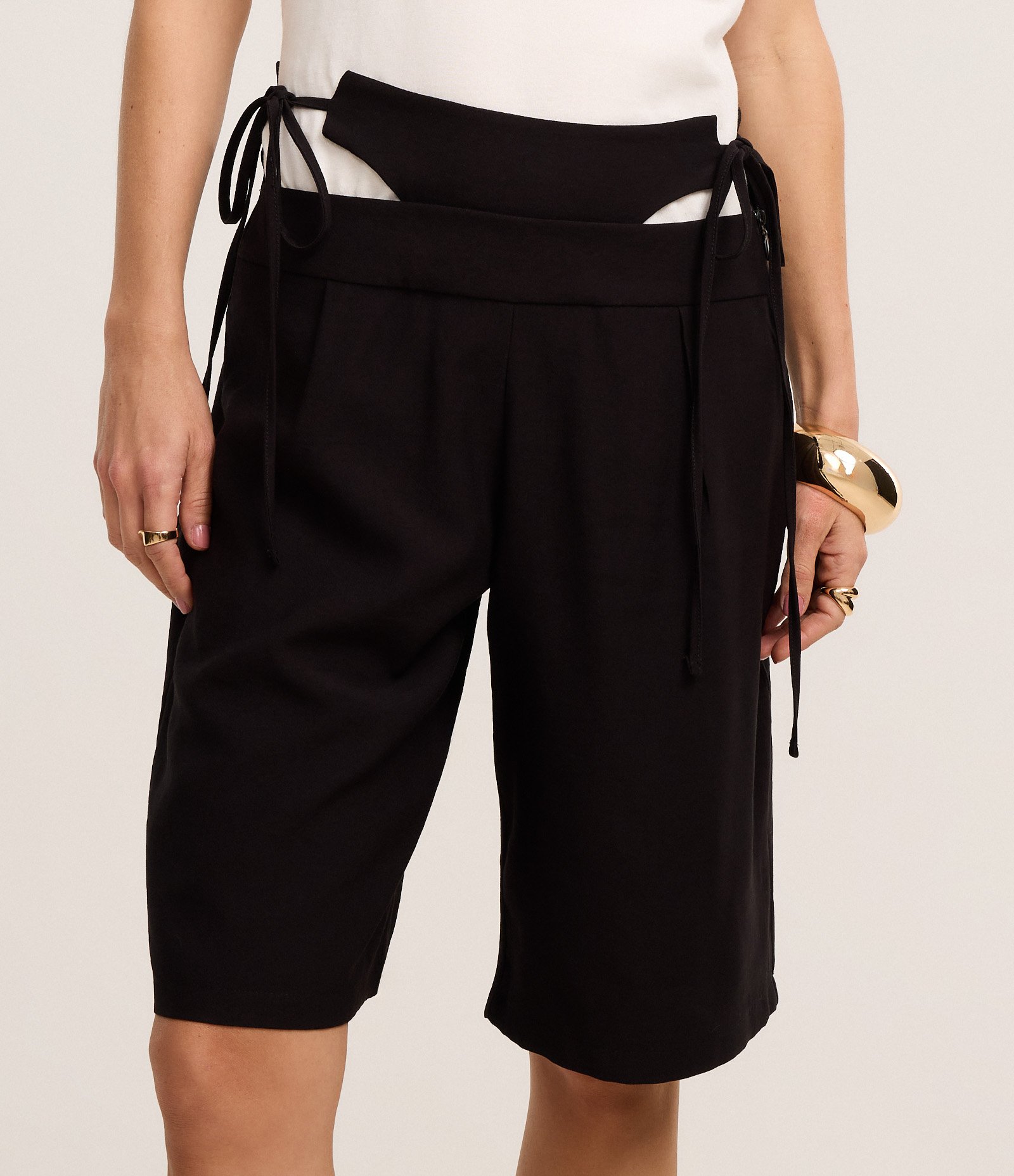 Bermuda Evasê Alfaiatada com Sobreposição de Calcinha Cinza 2