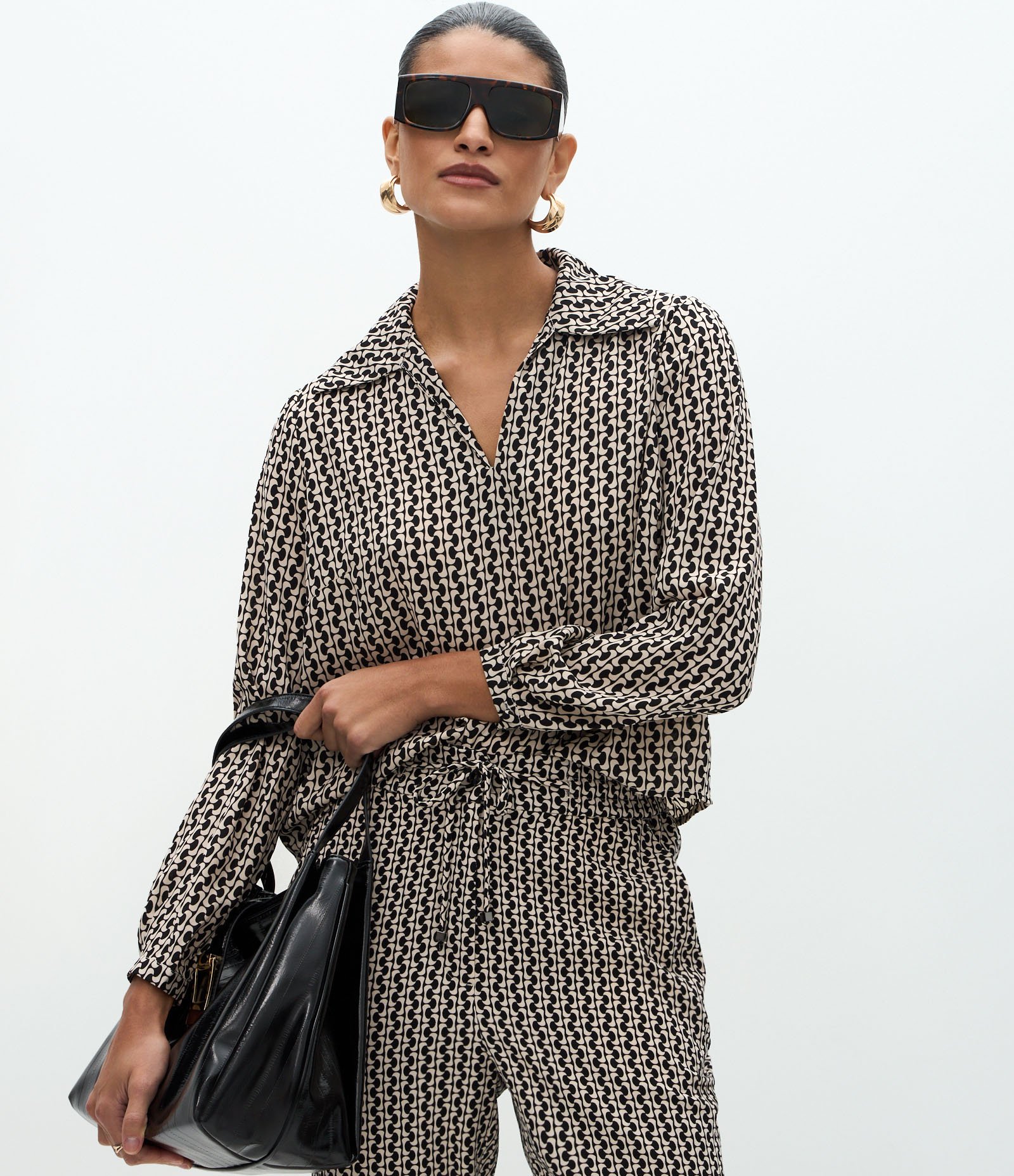 Blusa em Chiffon com Estampa Geométrica Preto 1