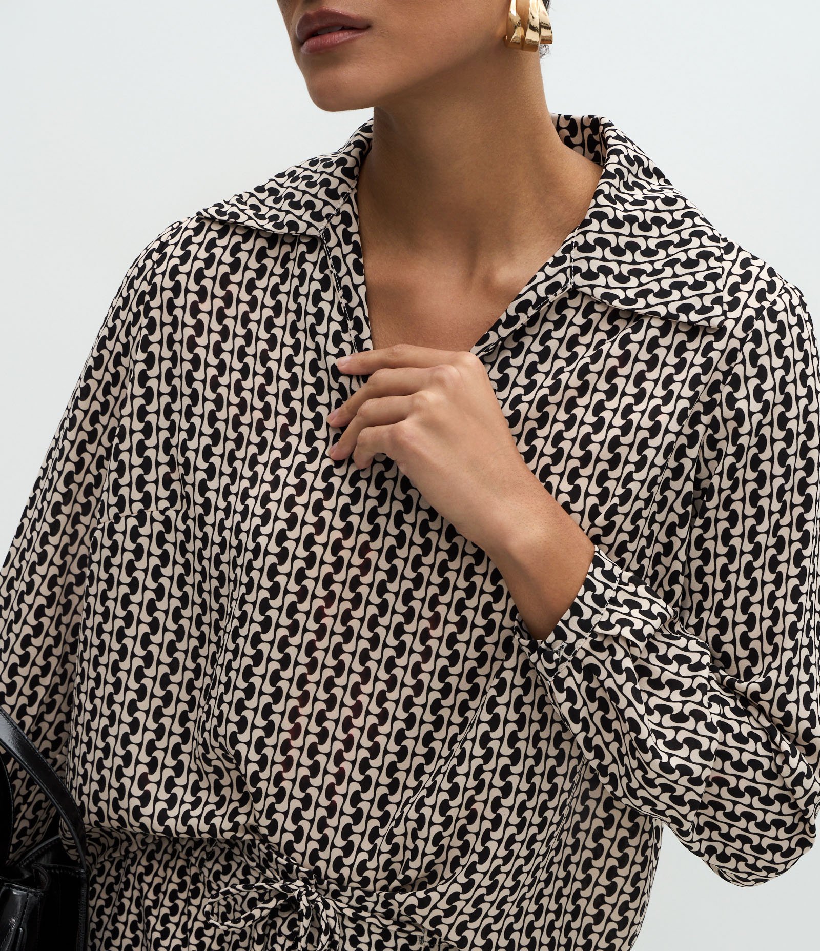 Blusa em Chiffon com Estampa Geométrica Preto 4