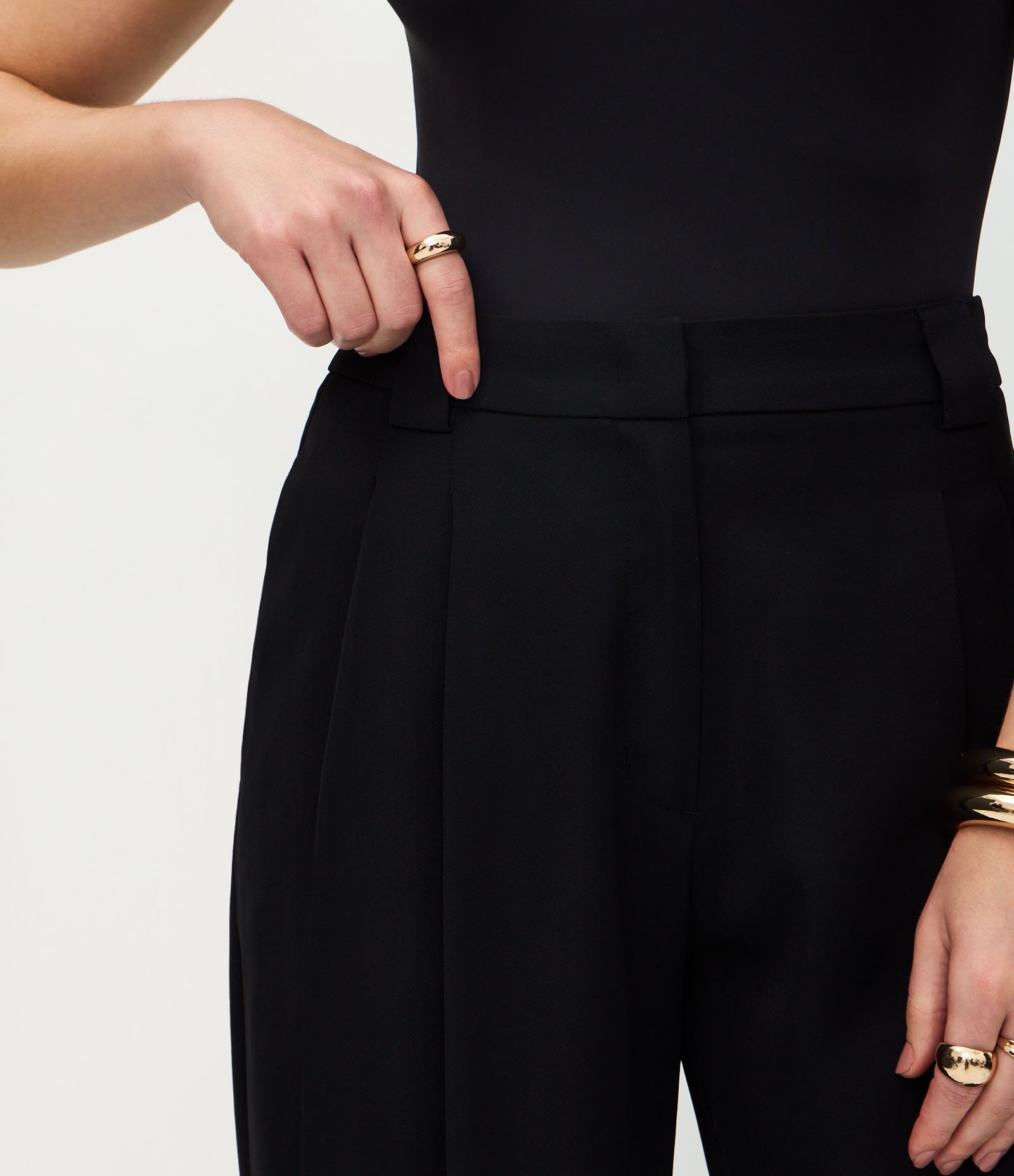 Calça Reta Alfaiatada com Pregas Frontais Preto 4