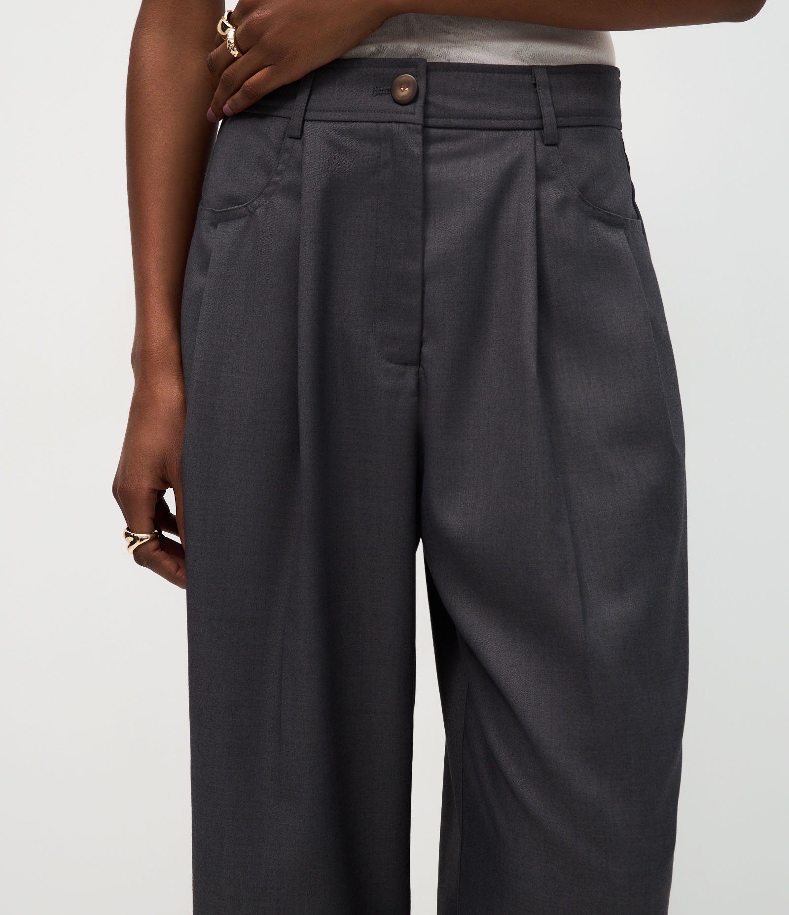 Calça Wide Leg Alfaiatada com Pregas Frontais Cinza 4