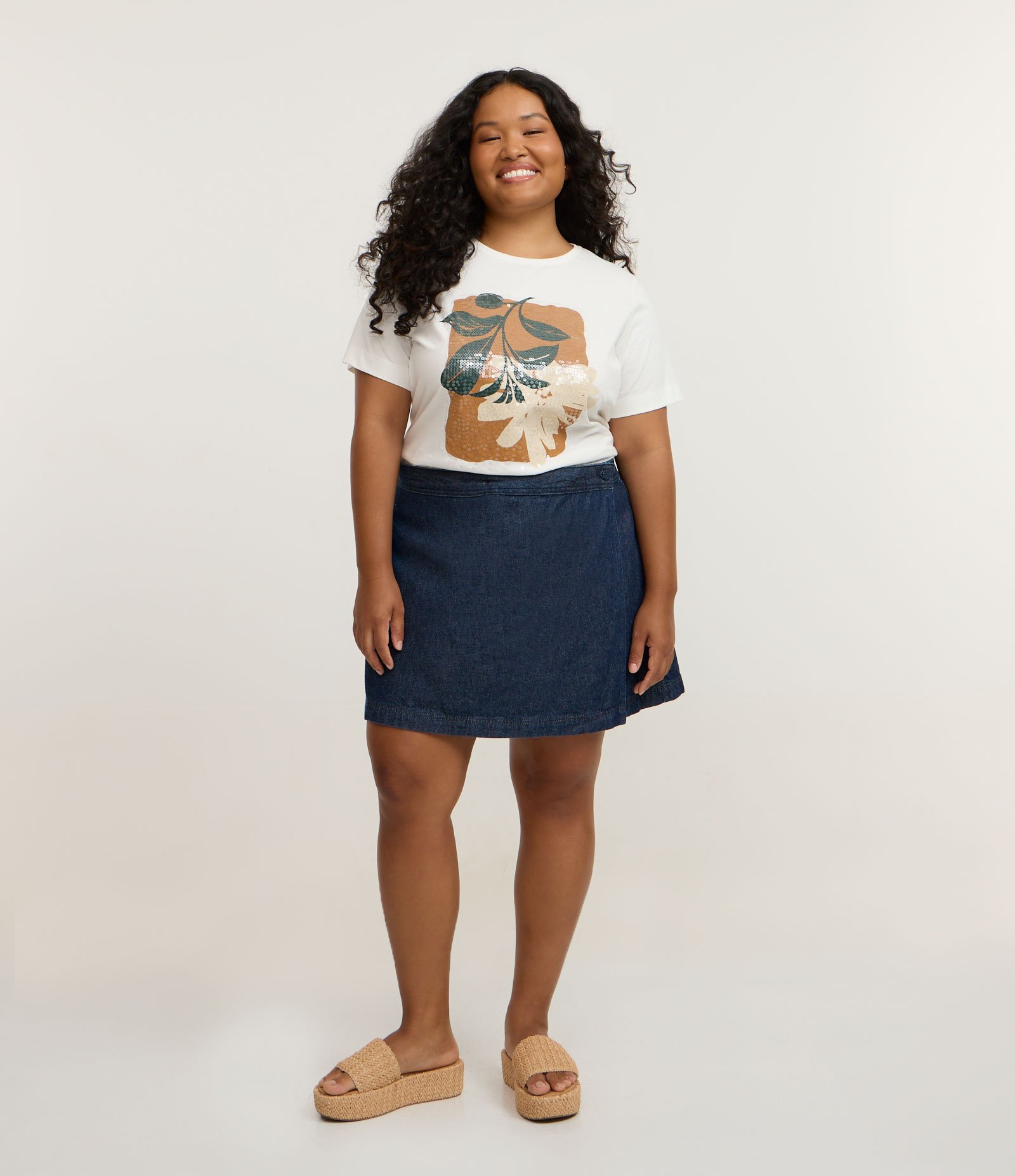 Short Saia Jeans com Frente Transpassada Curve & Plus Size Azul 1