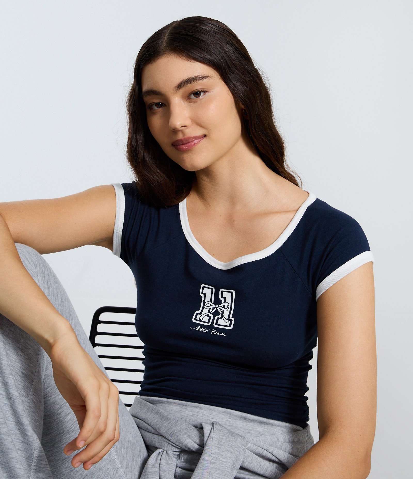 Blusa com Detalhes Contrastantes e Estampa Numeral Azul 1