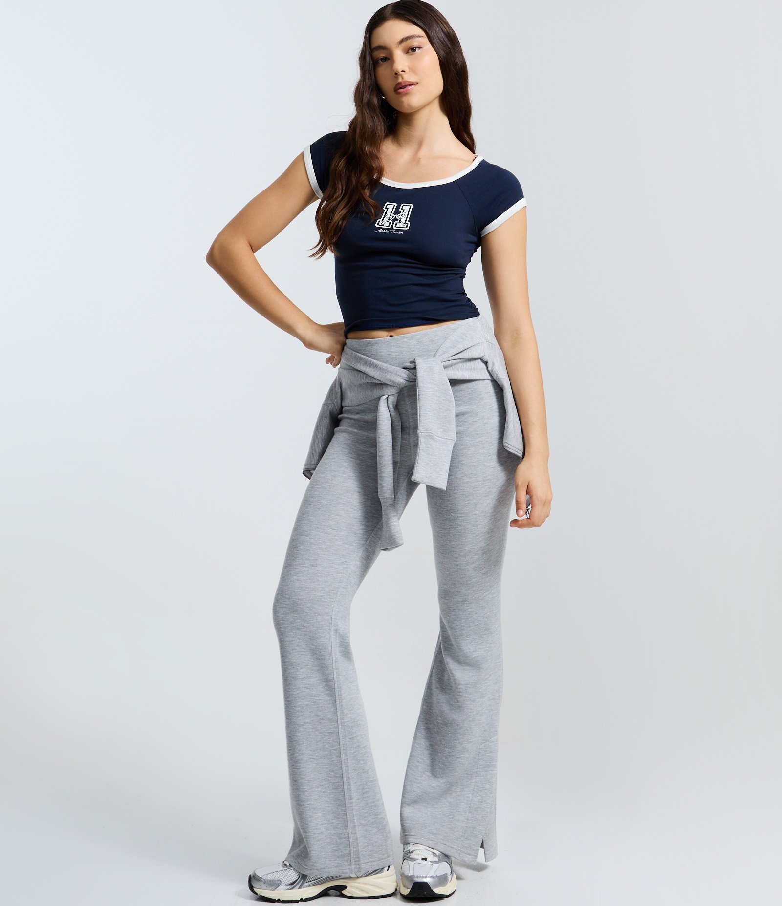 Blusa com Detalhes Contrastantes e Estampa Numeral Azul 2