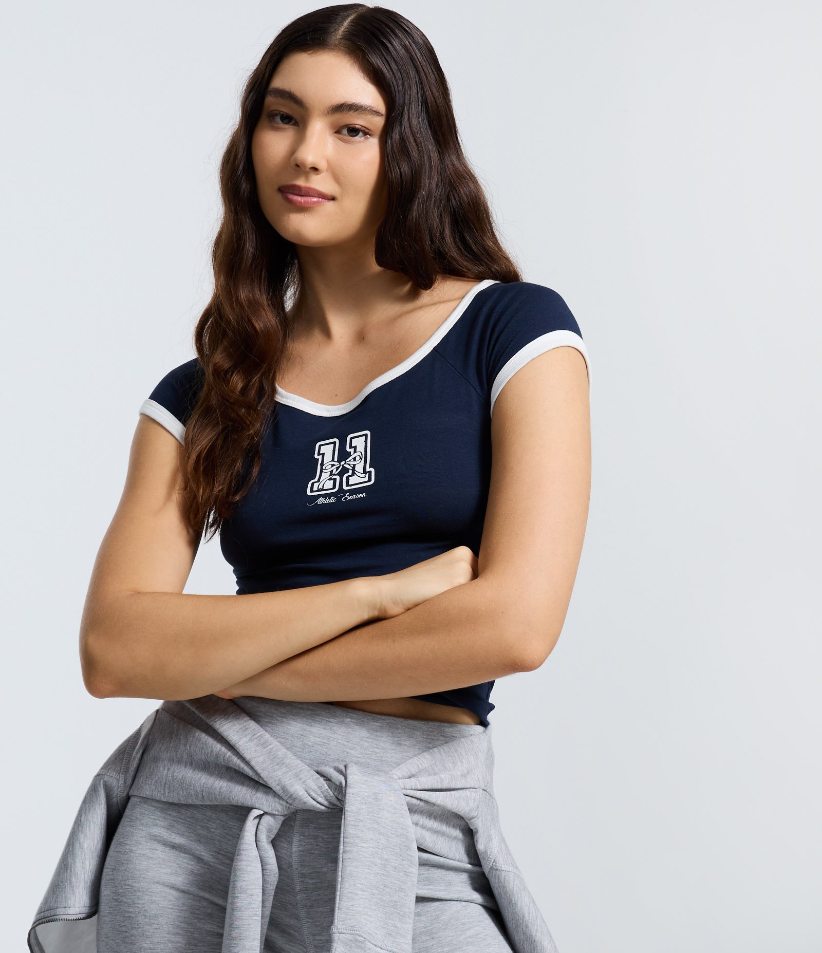 Blusa com Detalhes Contrastantes e Estampa Numeral Azul 3