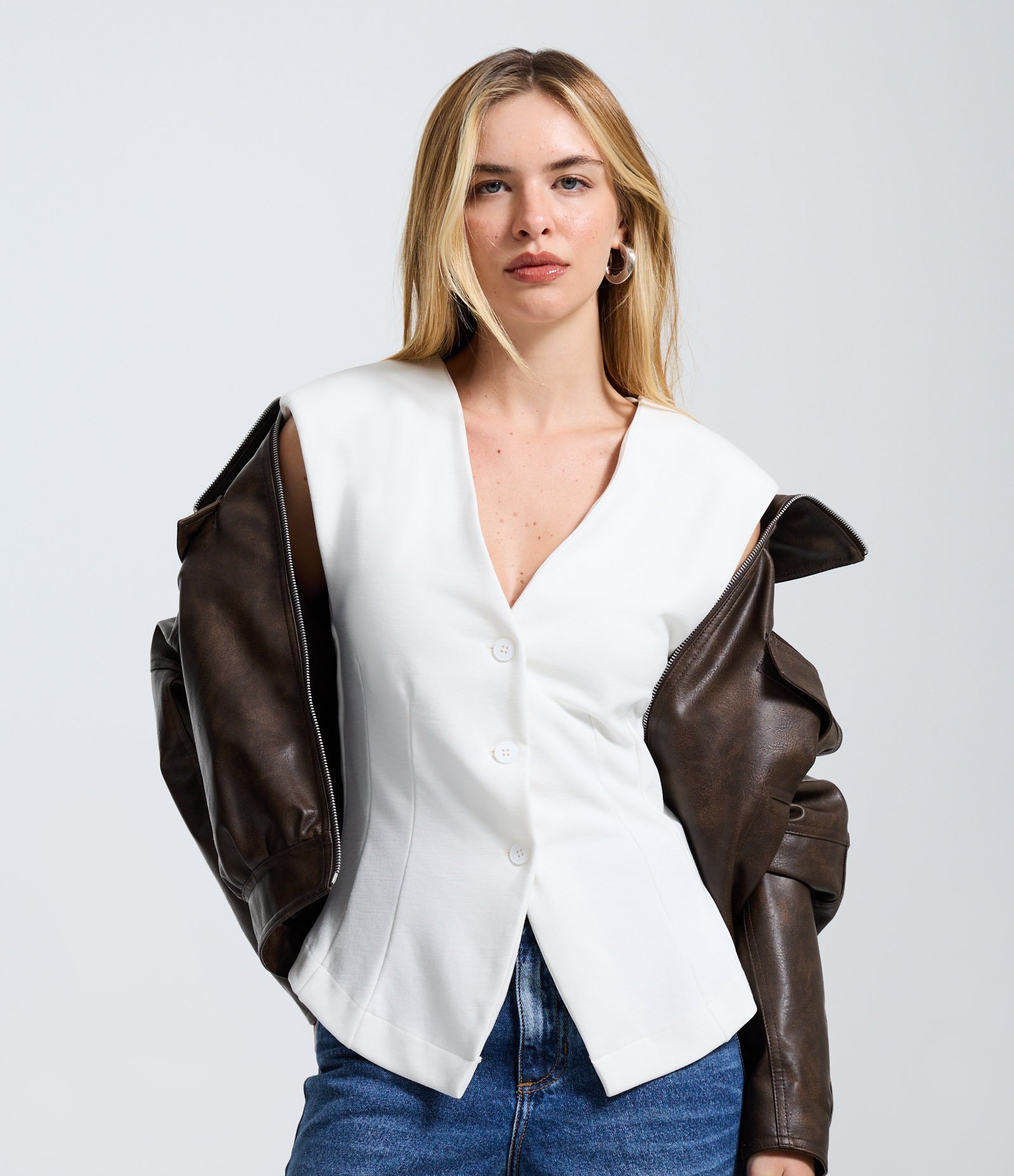 Blusa em Ponto Roma com Decote em V e Fechamento por Botões Branco 1