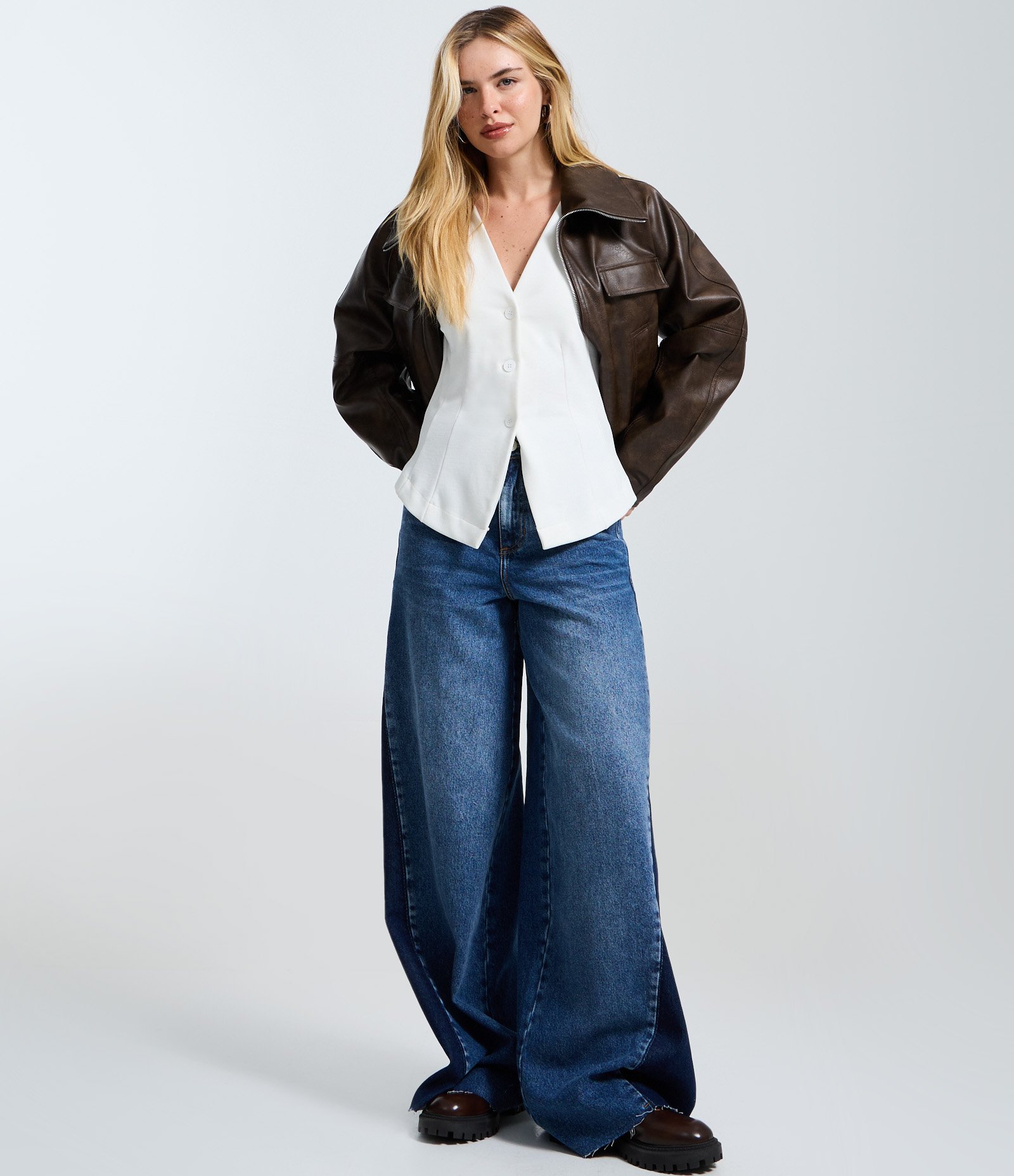 Blusa em Ponto Roma com Decote em V e Fechamento por Botões Branco 2