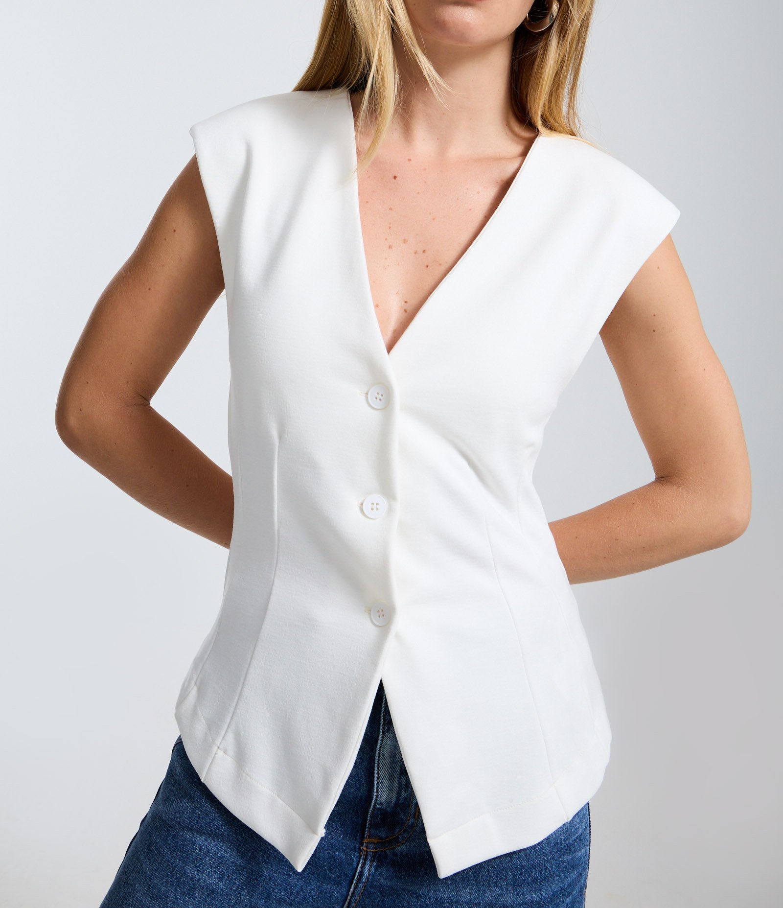 Blusa em Ponto Roma com Decote em V e Fechamento por Botões Branco 3