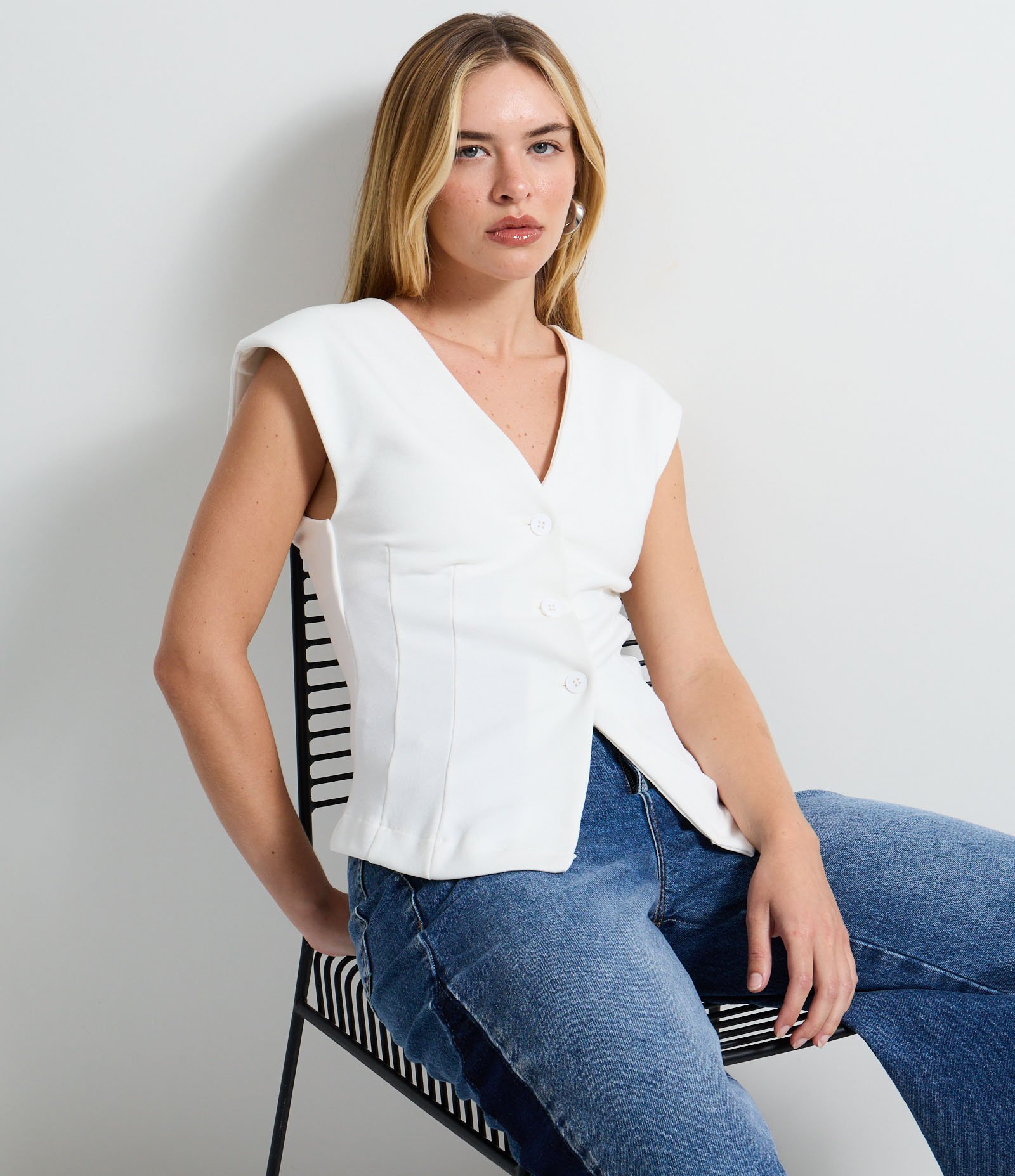 Blusa em Ponto Roma com Decote em V e Fechamento por Botões Branco 4
