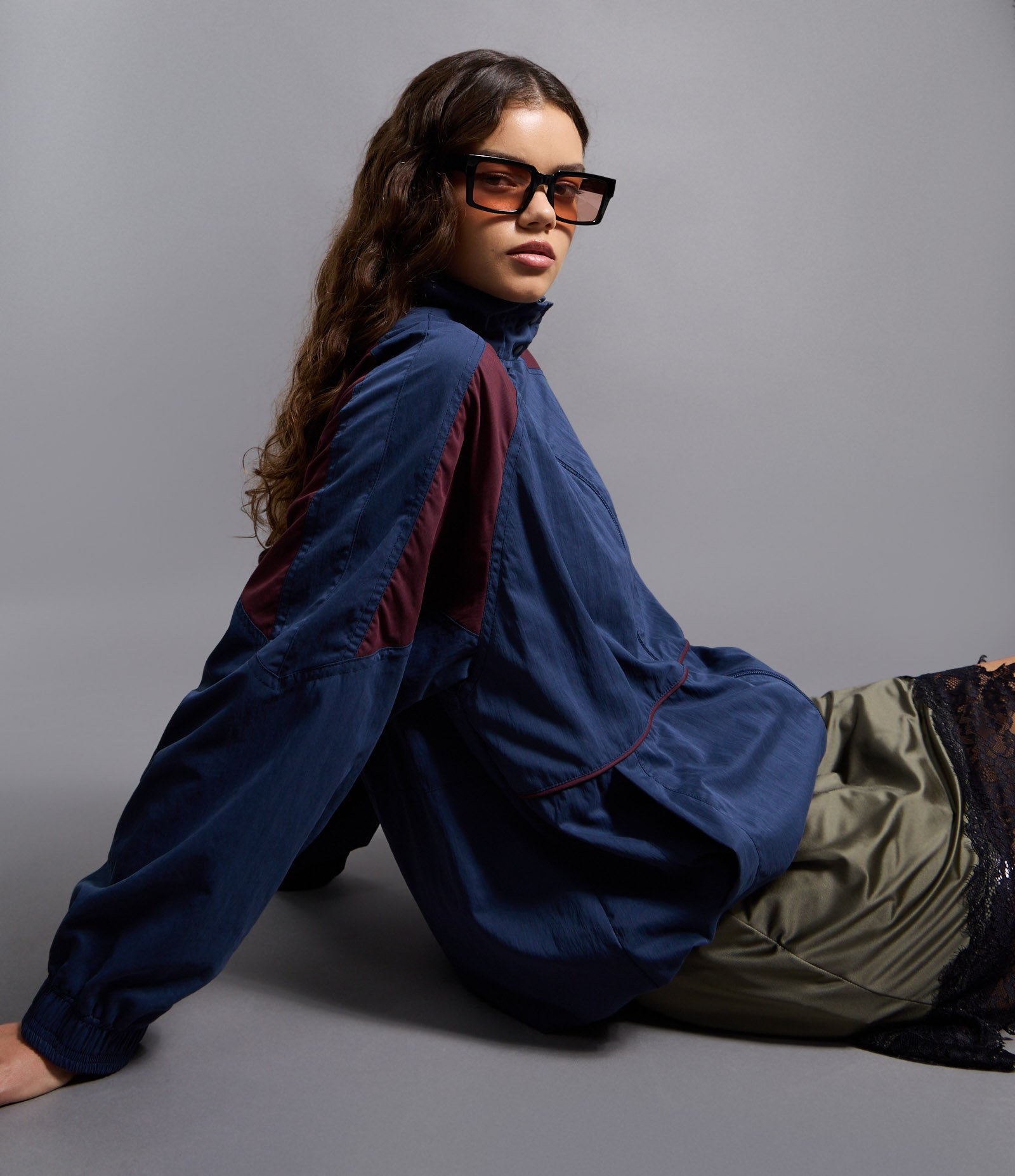 Jaqueta Corta Vento Oversized com Recortes Contrastantes Azul 5