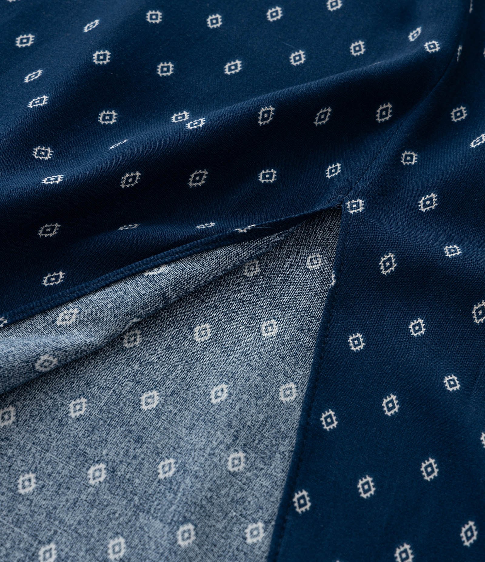 Vestido Midi em Viscose Chalis com Estampa Gravataria Curve & Plus Size Azul 5