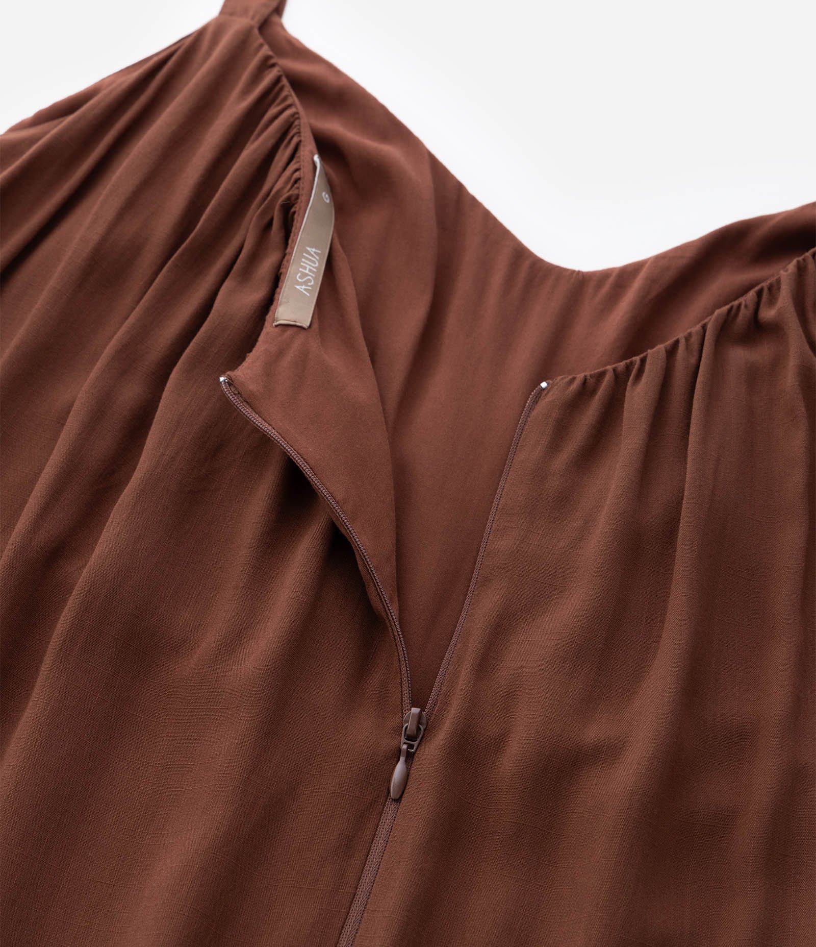 Macacão Longo Franzido com Faixa Curve & Plus Size Marrom 4