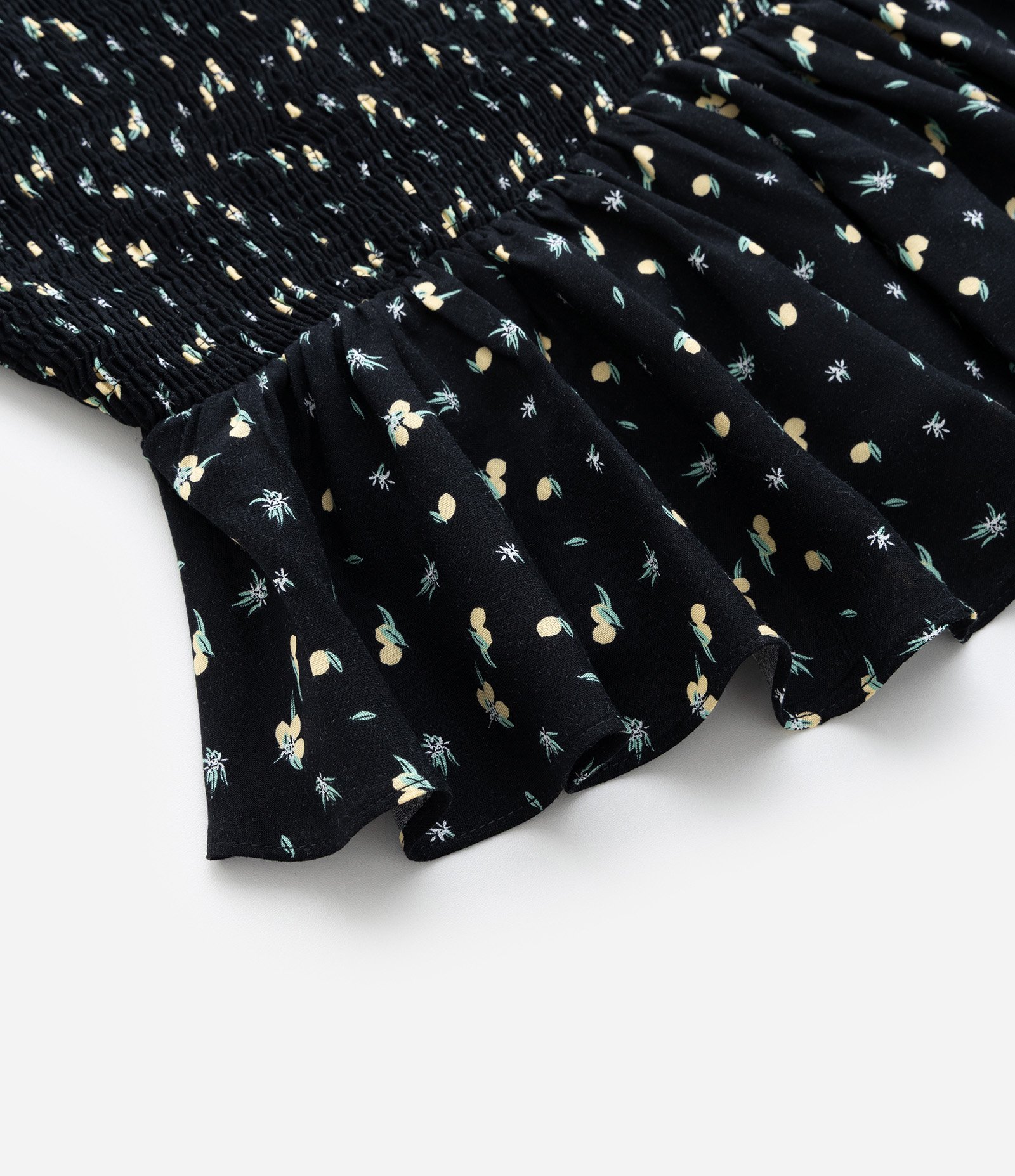 Blusa em Viscose com Lastex e Estampa de Mini Limões Curve & Plus Size Preto 4