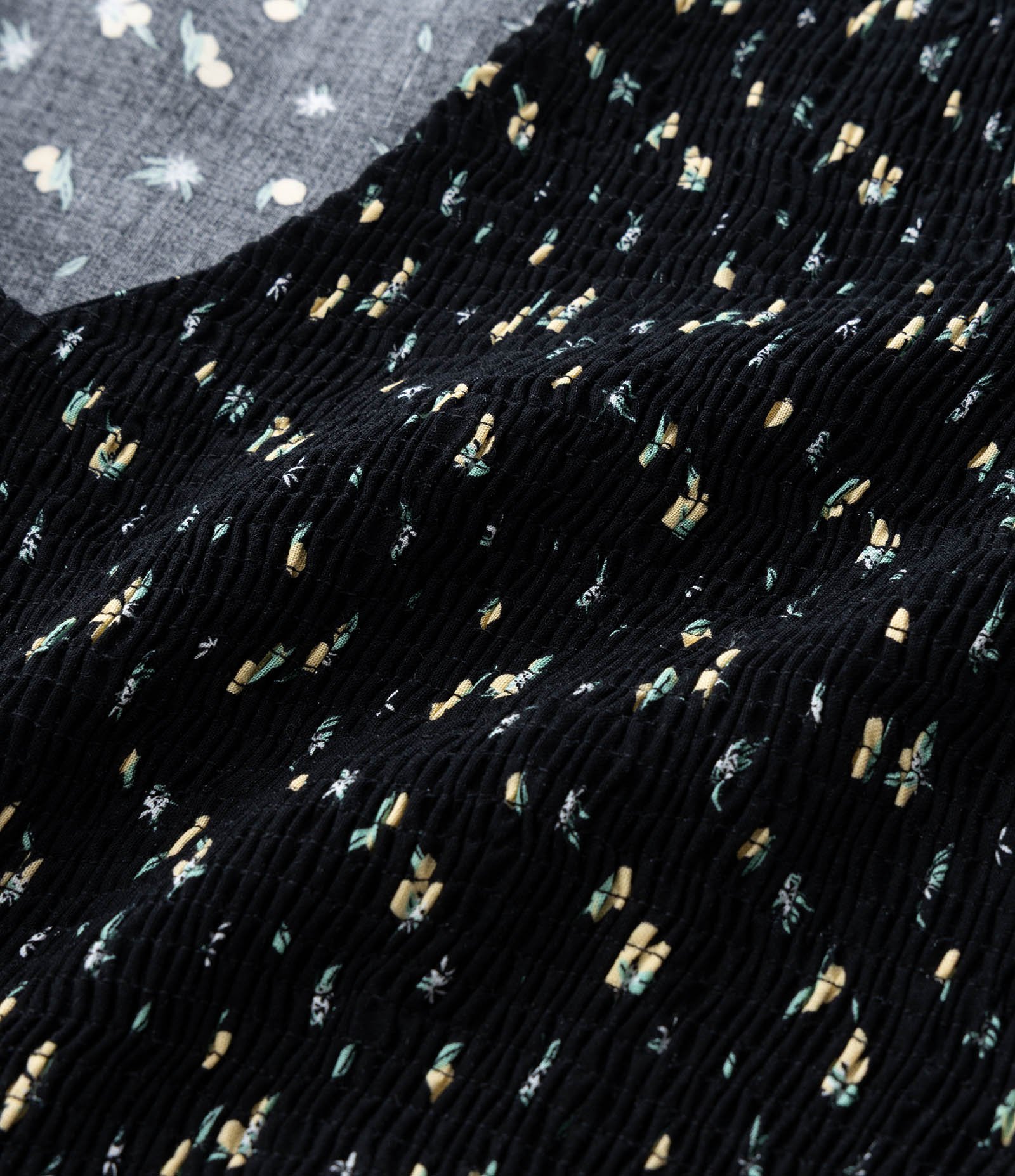 Blusa em Viscose com Lastex e Estampa de Mini Limões Curve & Plus Size Preto 5