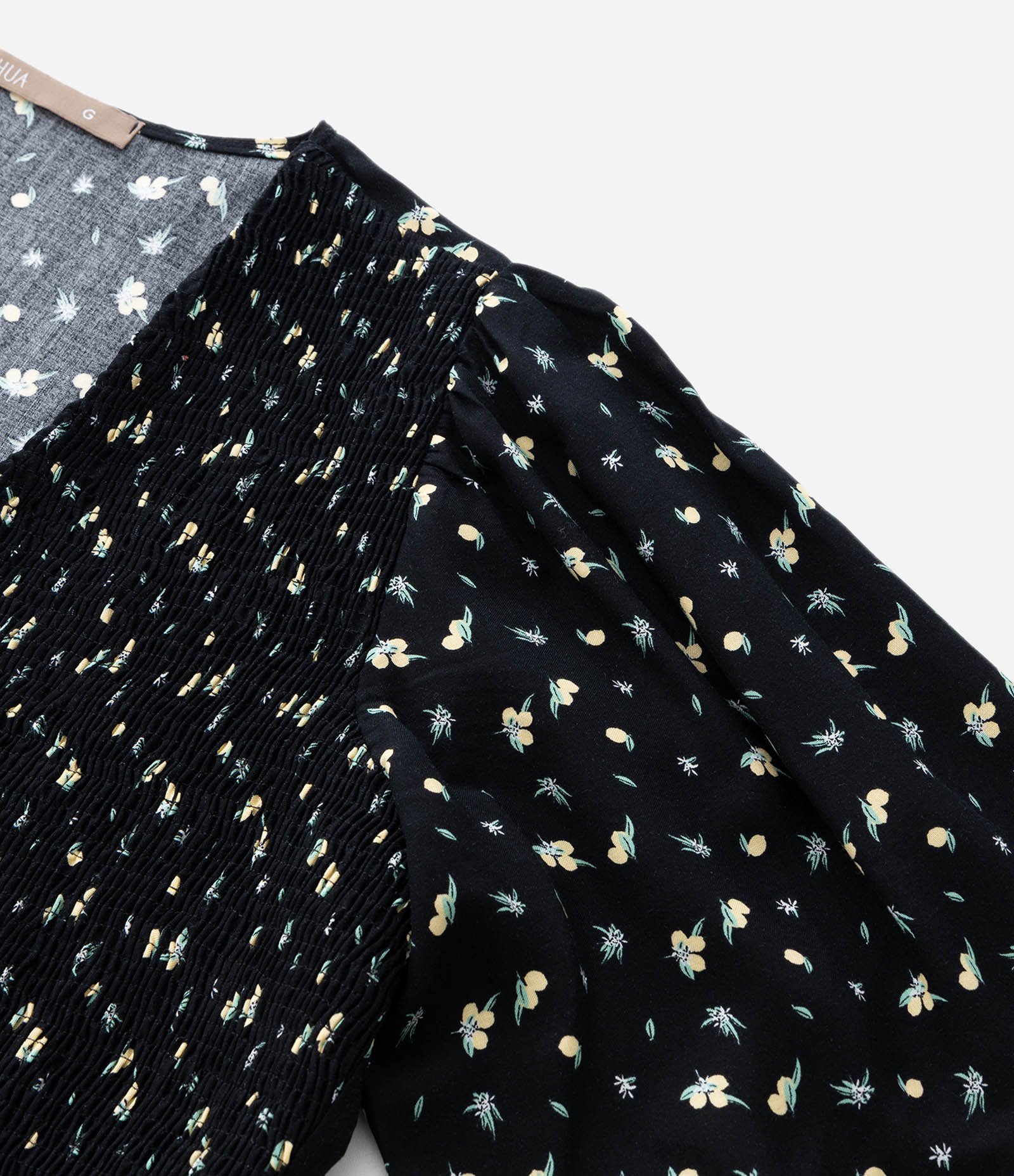 Blusa em Viscose com Lastex e Estampa de Mini Limões Curve & Plus Size Preto 6