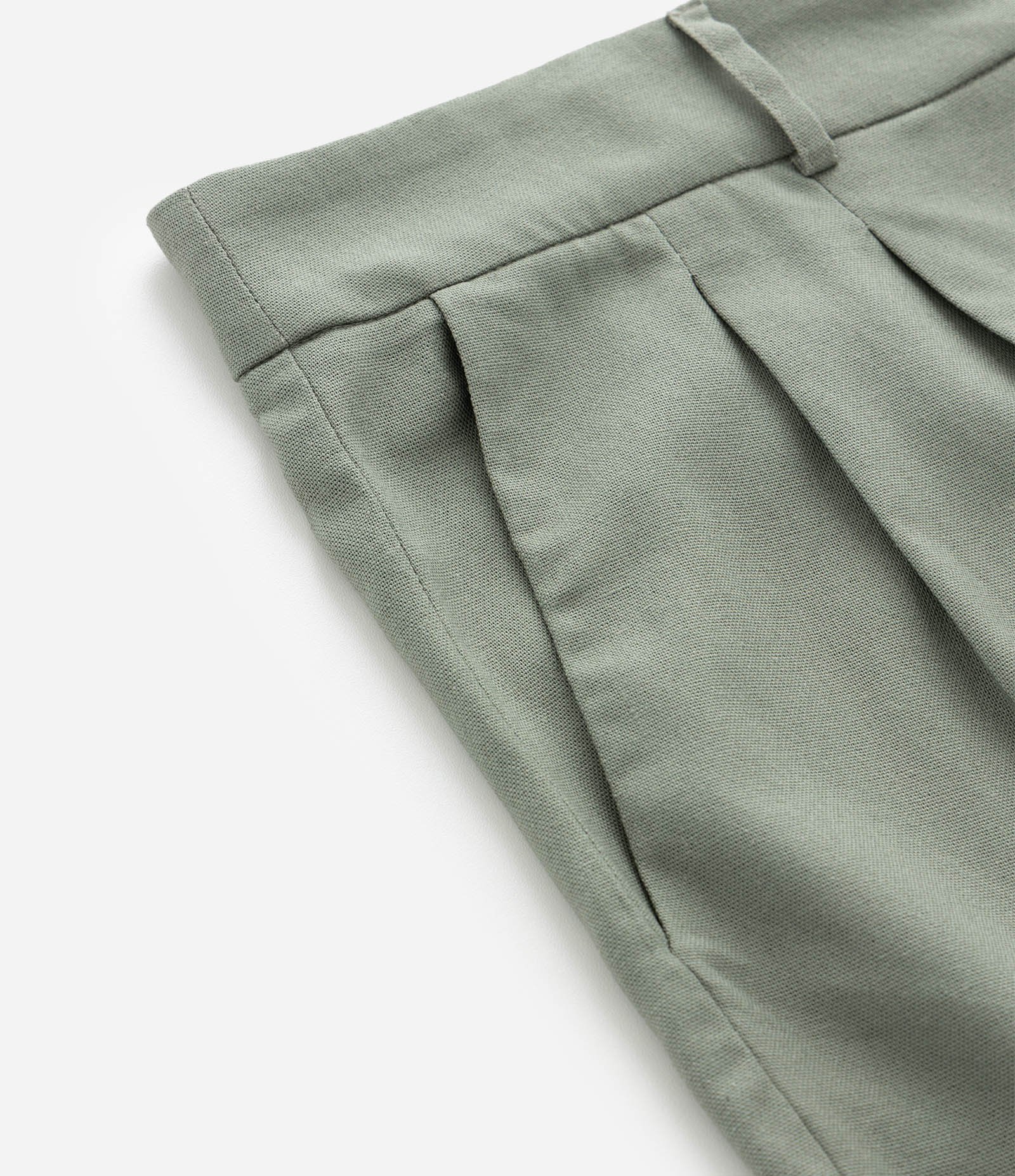 Bermuda Curta em Viscolinho com Pregas Curve & Plus Size Verde 4