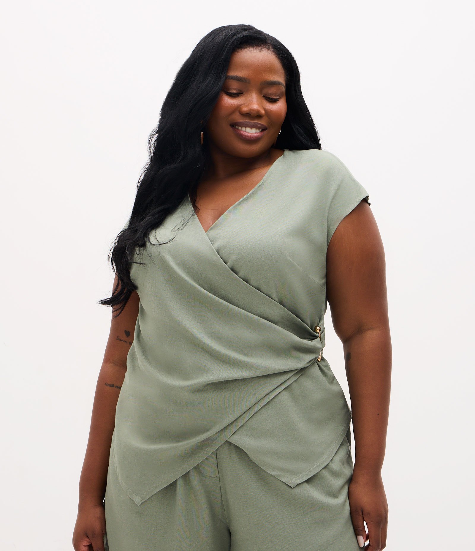 Blusa em Viscolinho com Transpasse Frontal e Aviamento Curve & Plus Size Verde 1