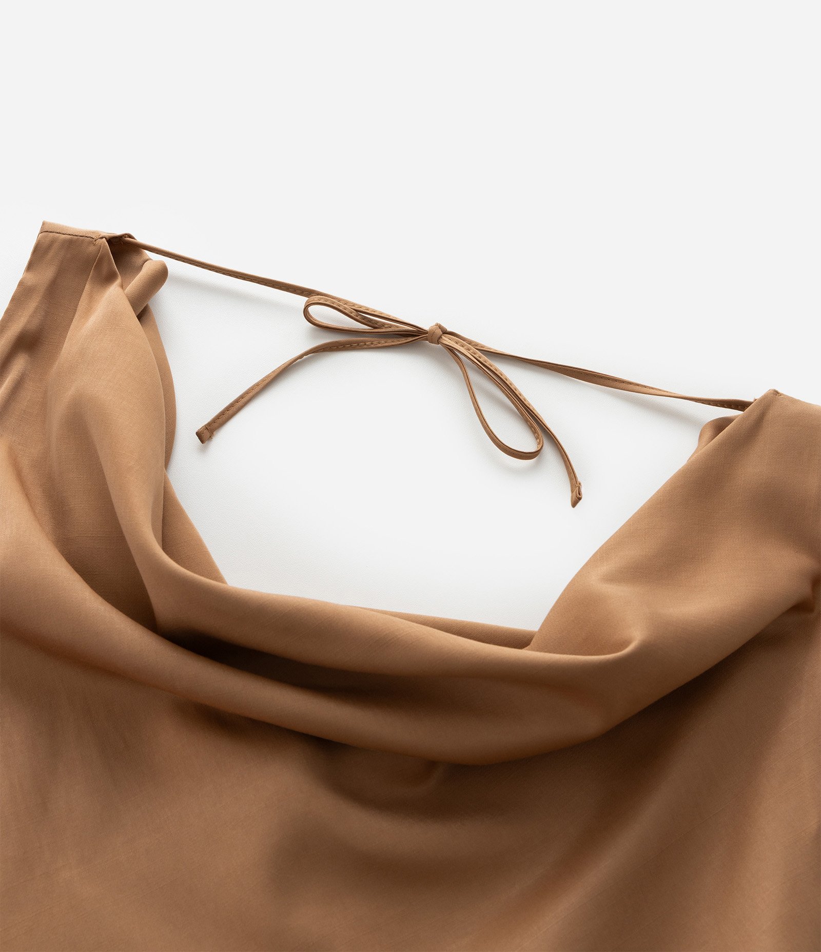 Blusa em Cetim com Decote Degagê Curve & Plus Size Bege 4