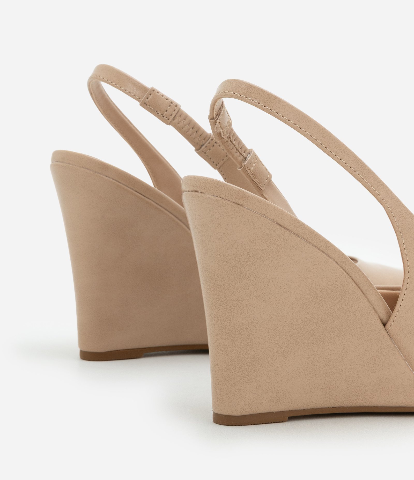 Sapato Scarpin Anabela com Tira Elástica Bege 4