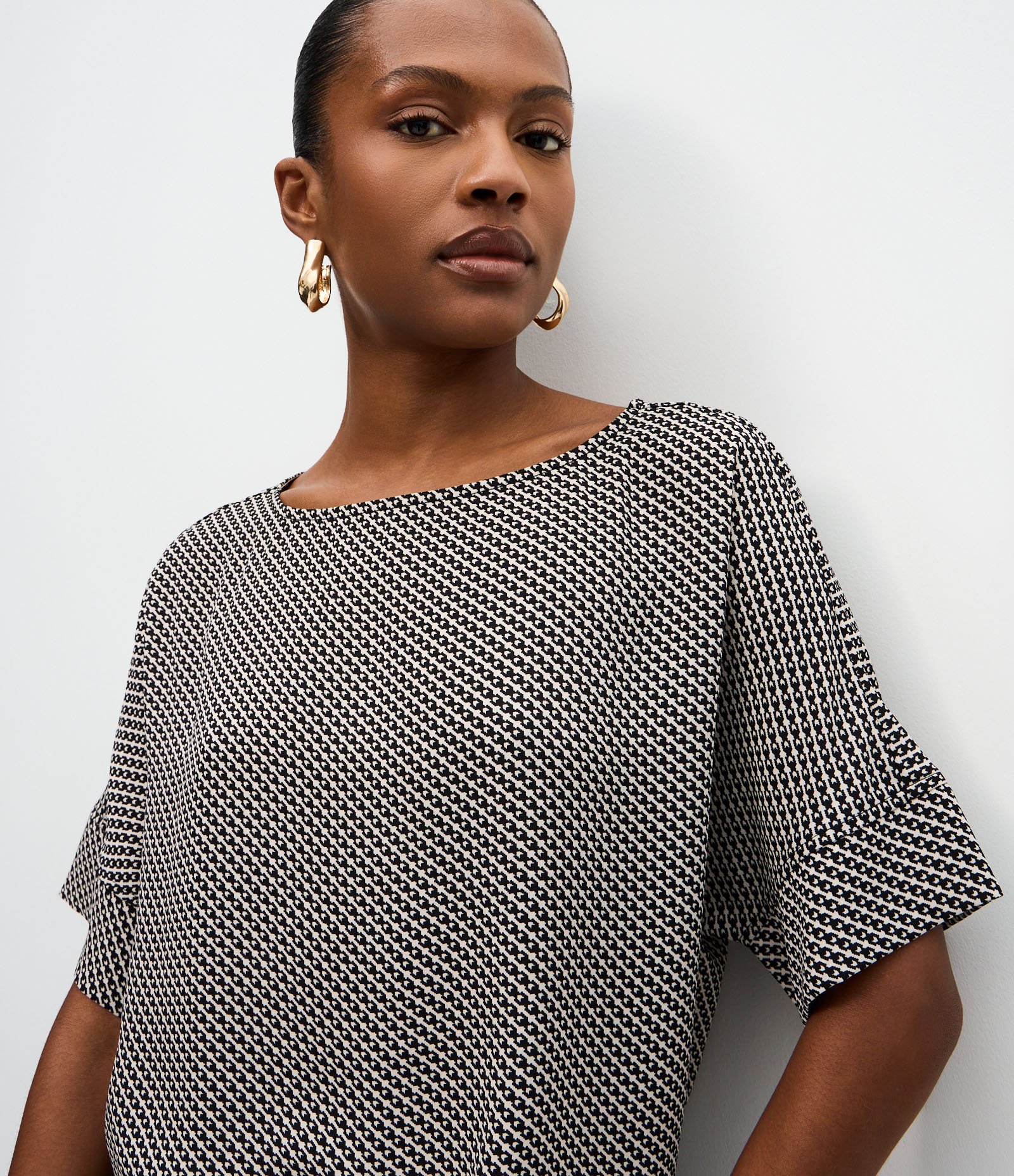 Blusa Chiffon Geométrica com Corrente Cinza 3