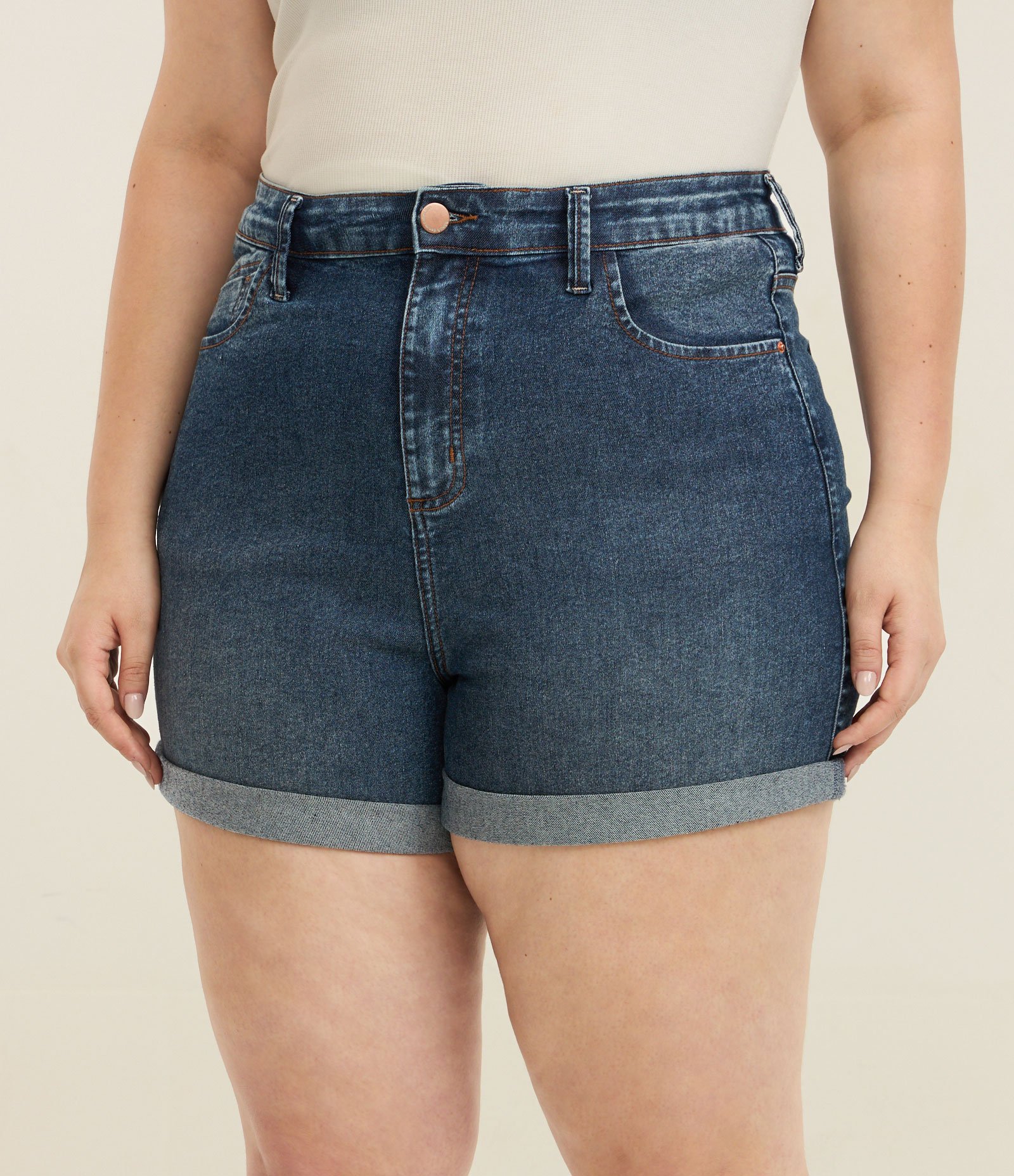 Short Curto com Barra Dobrada em Jeans com Elastano Curve & Plus Size Azul 2