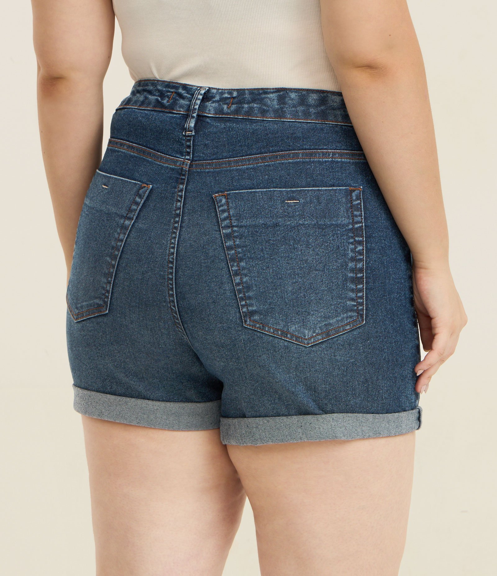 Short Curto com Barra Dobrada em Jeans com Elastano Curve & Plus Size Azul 5