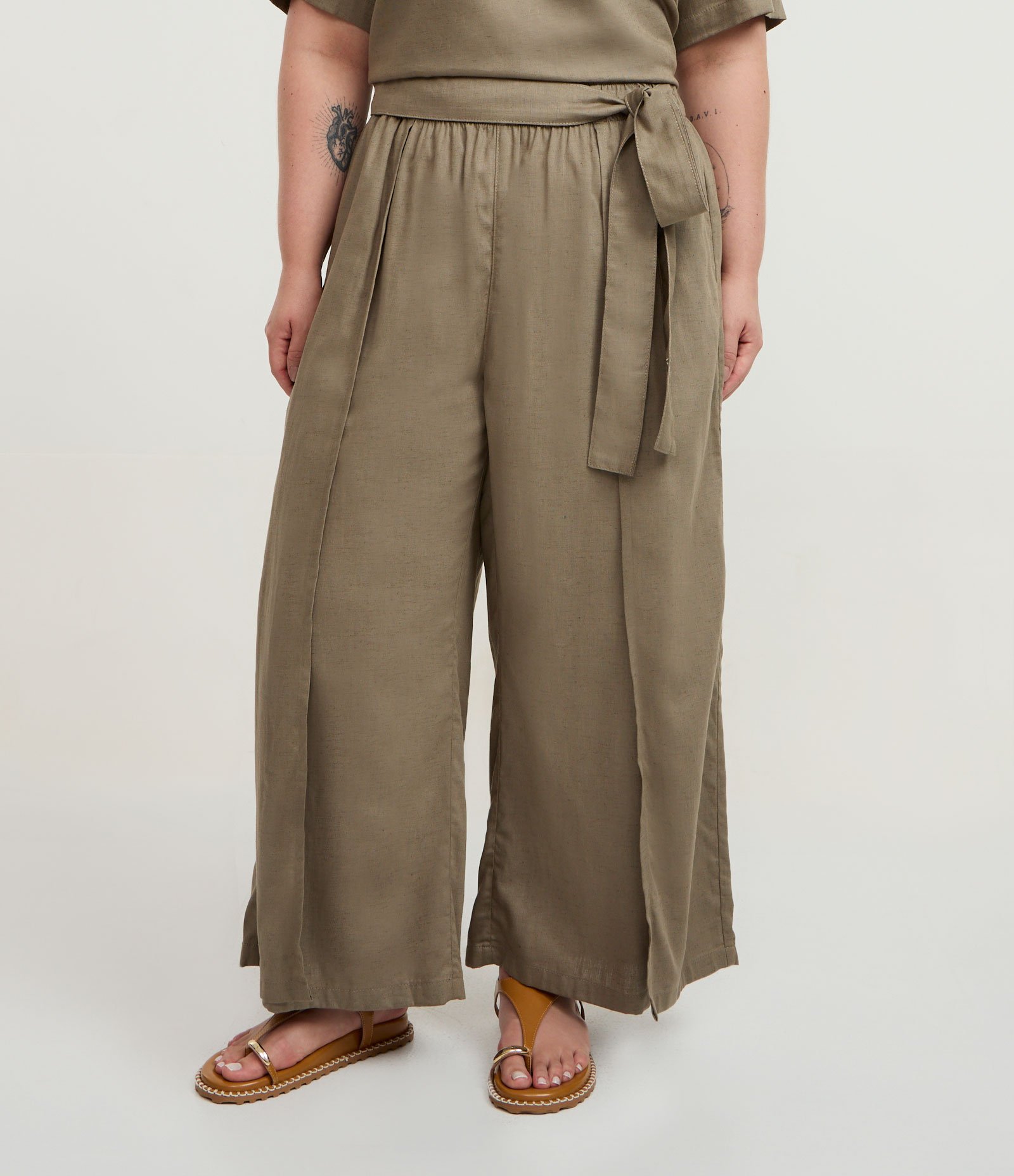 Calça Pantacourt em Sarja Leve com Transpasse e Cós Elástico Curve & Plus Size Verde 2